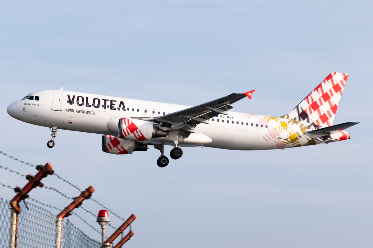 Full size: Volotea Airbus A320 EC-MBK at Santander Airport