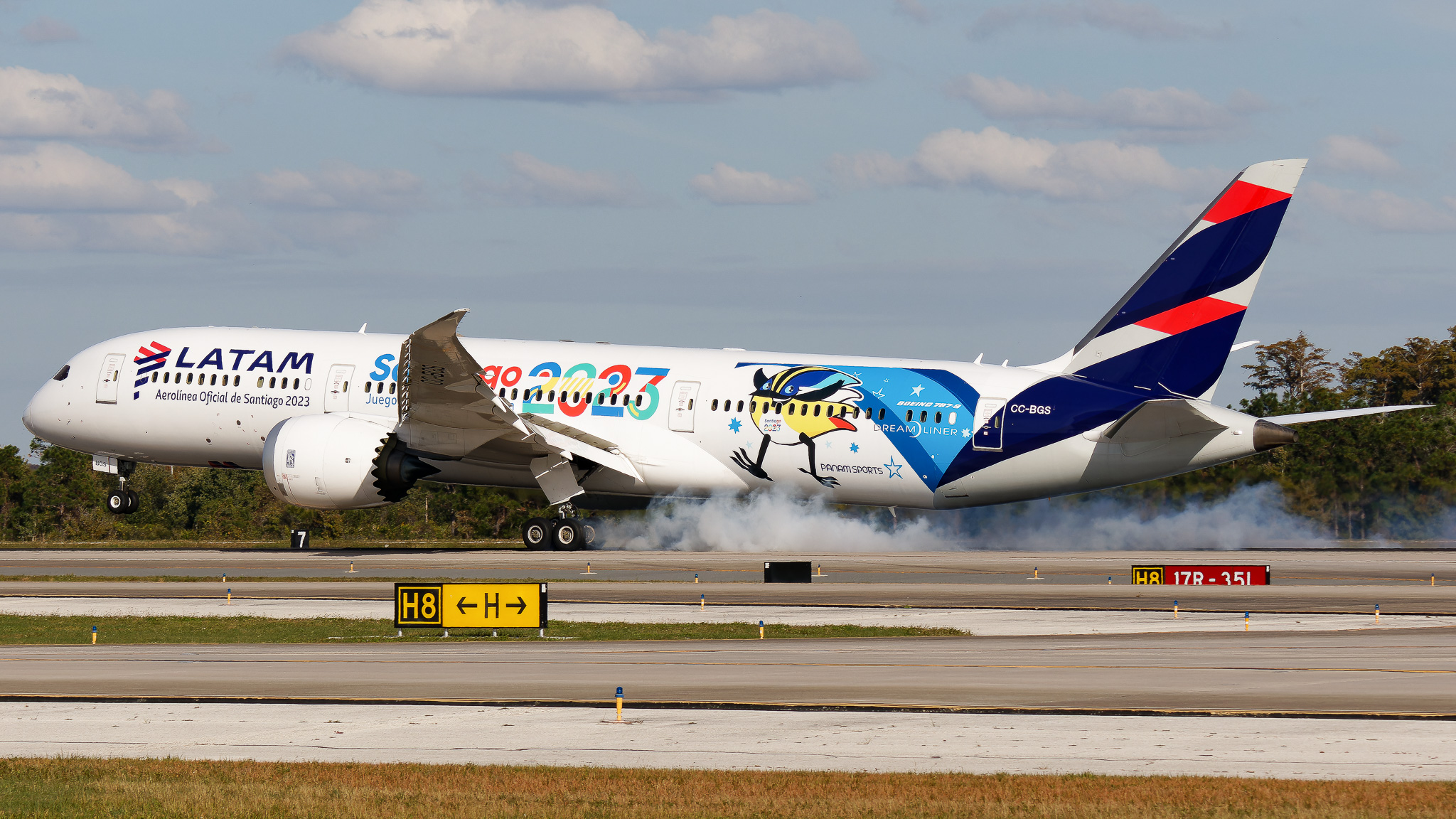 Full size: LATAM Boeing 787-9 CC-BGS at Orlando International Airport