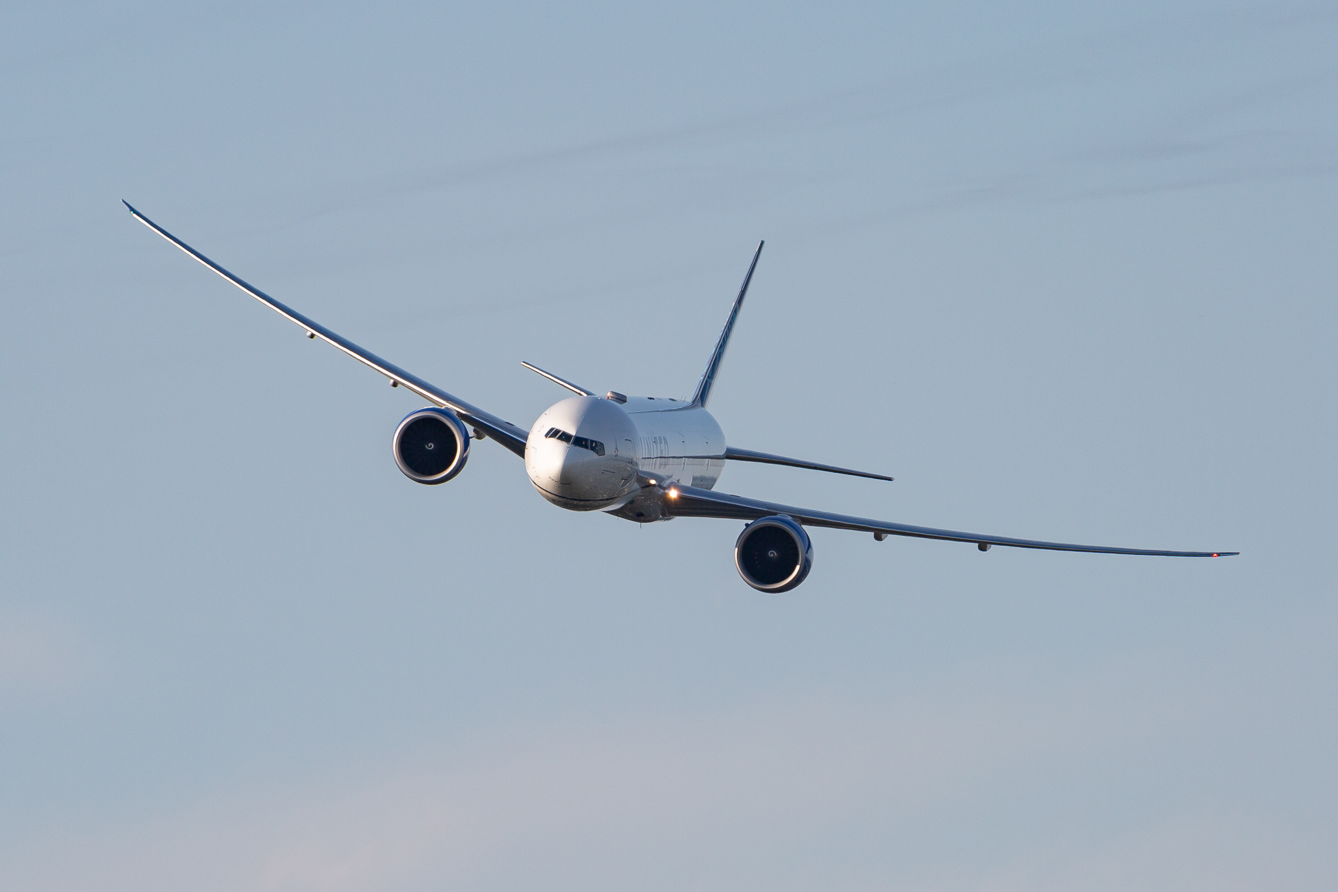 Full size: United Airlines Boeing 777-300ER N2749U at Wittman Regional Airport
