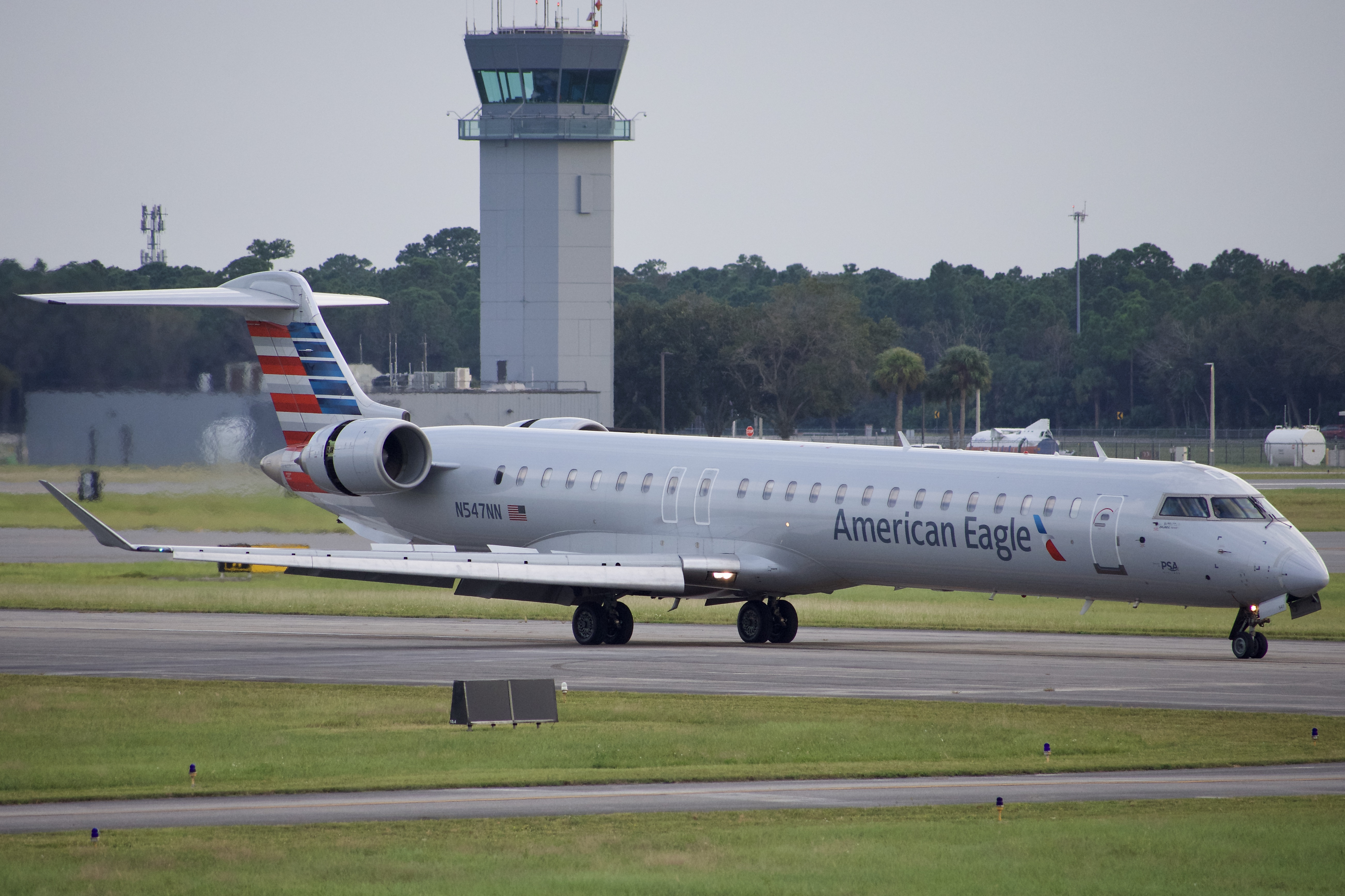 Full size: American Eagle Mitsubishi CRJ-900 N547NN at Daytona Beach International Airport