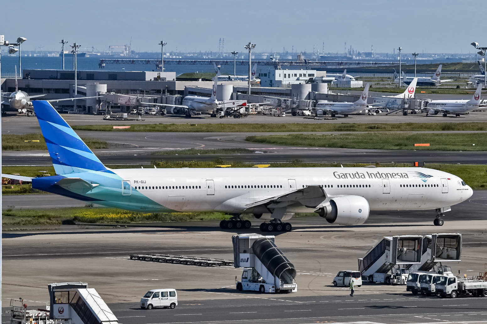 Full size: Garuda Indonesia Boeing 777-300ER PK-GIJ at Tokyo-Haneda Airport