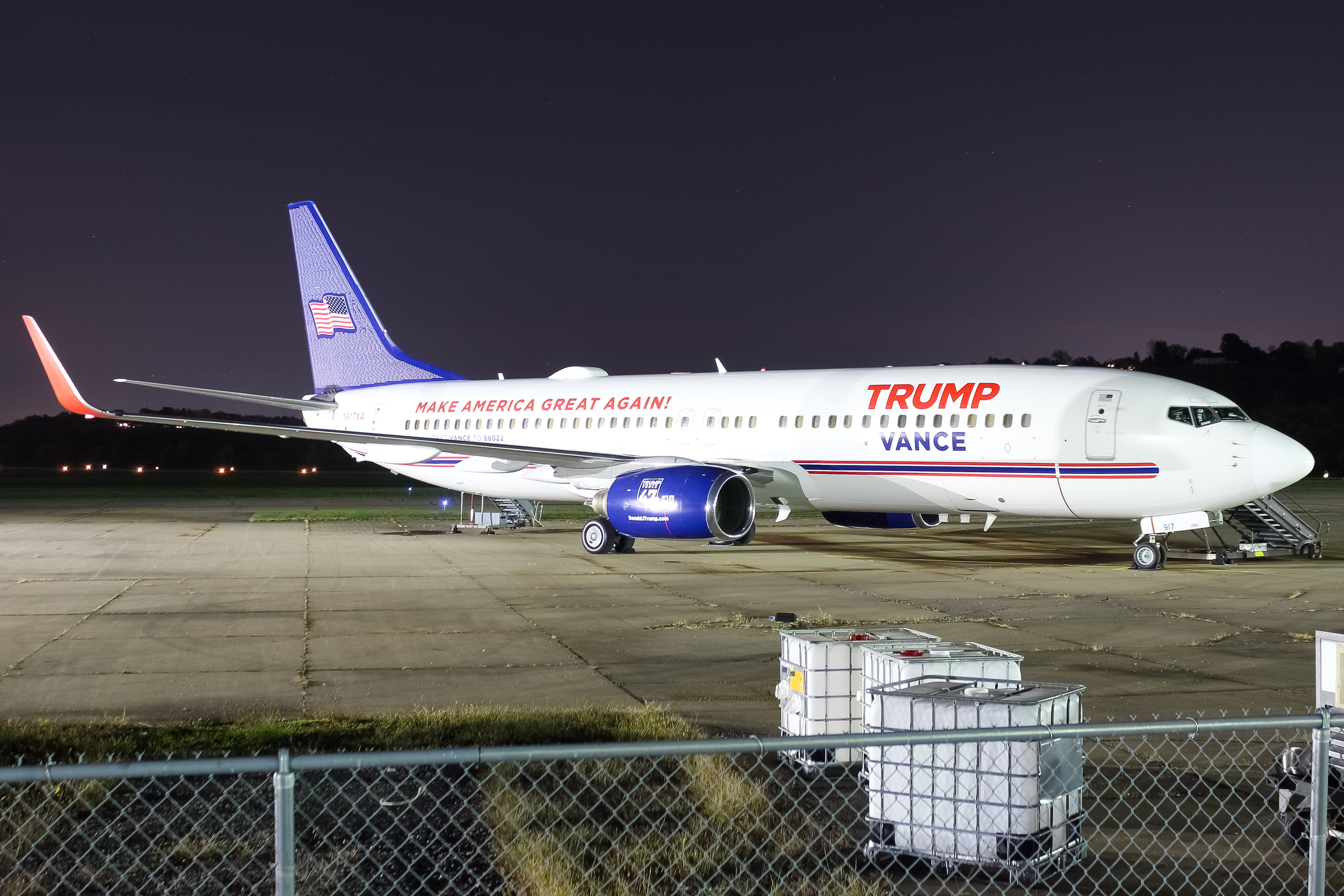 Full size: Eastern Air Express Boeing 737-800 N917XA at Cincinnati Municipal Airport/Lunken Field