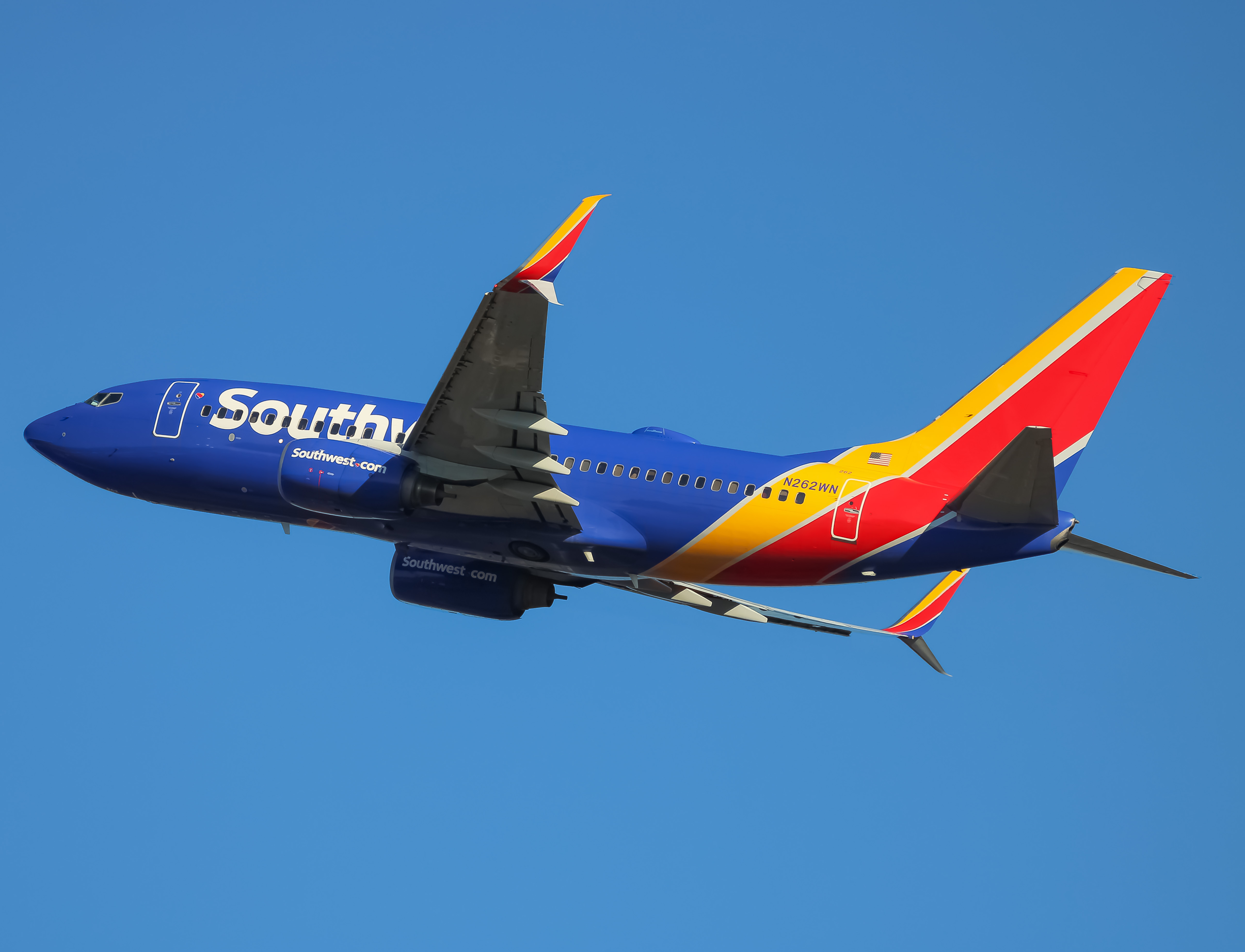 Full size: Southwest Airlines Boeing 737-700 N262WN at Baltimore/Washington International Thurgood Marshall Airport