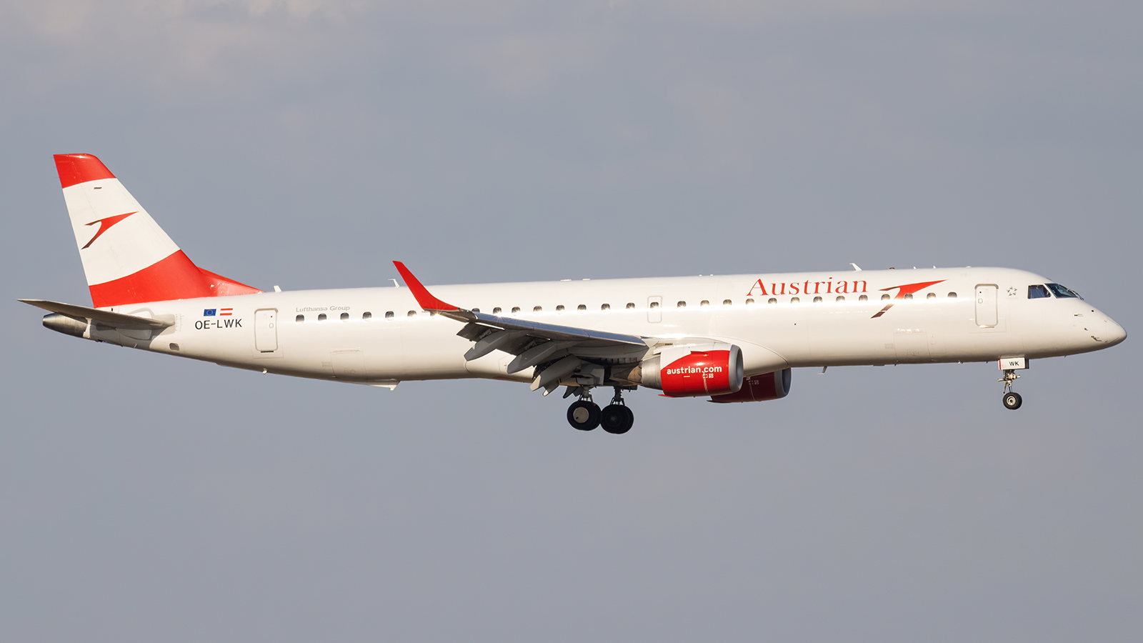 Full size: Austrian Airlines Embraer E195 OE-LWK at Vienna International Airport
