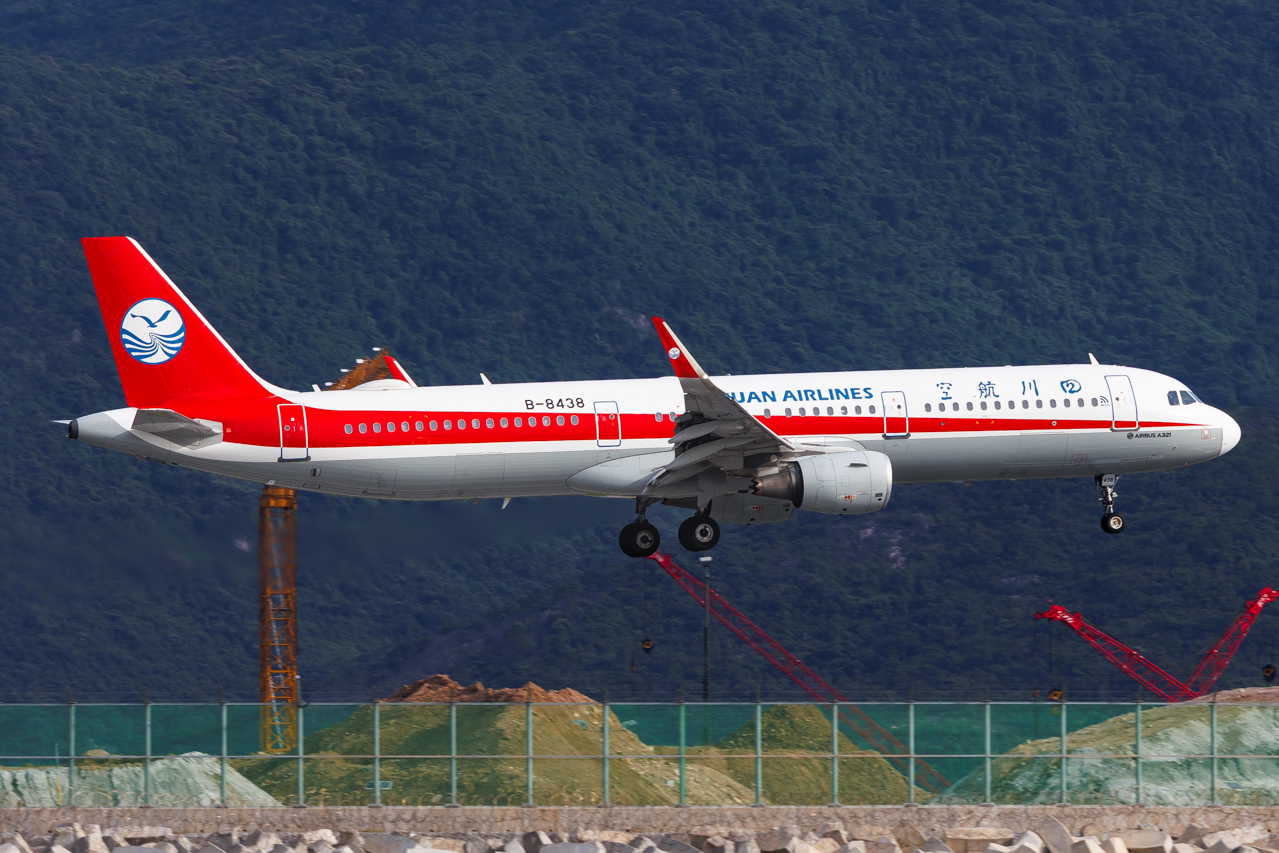 Full size: Sichuan Airlines Airbus A321-200 B-8438 at Hong Kong International Airport