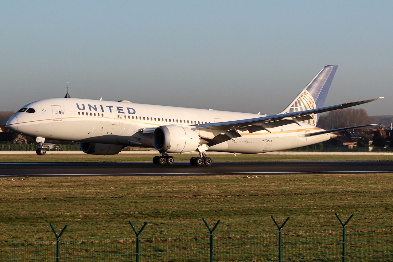 Full size: United Airlines Boeing 787-8 N20904 at Brussels Airport