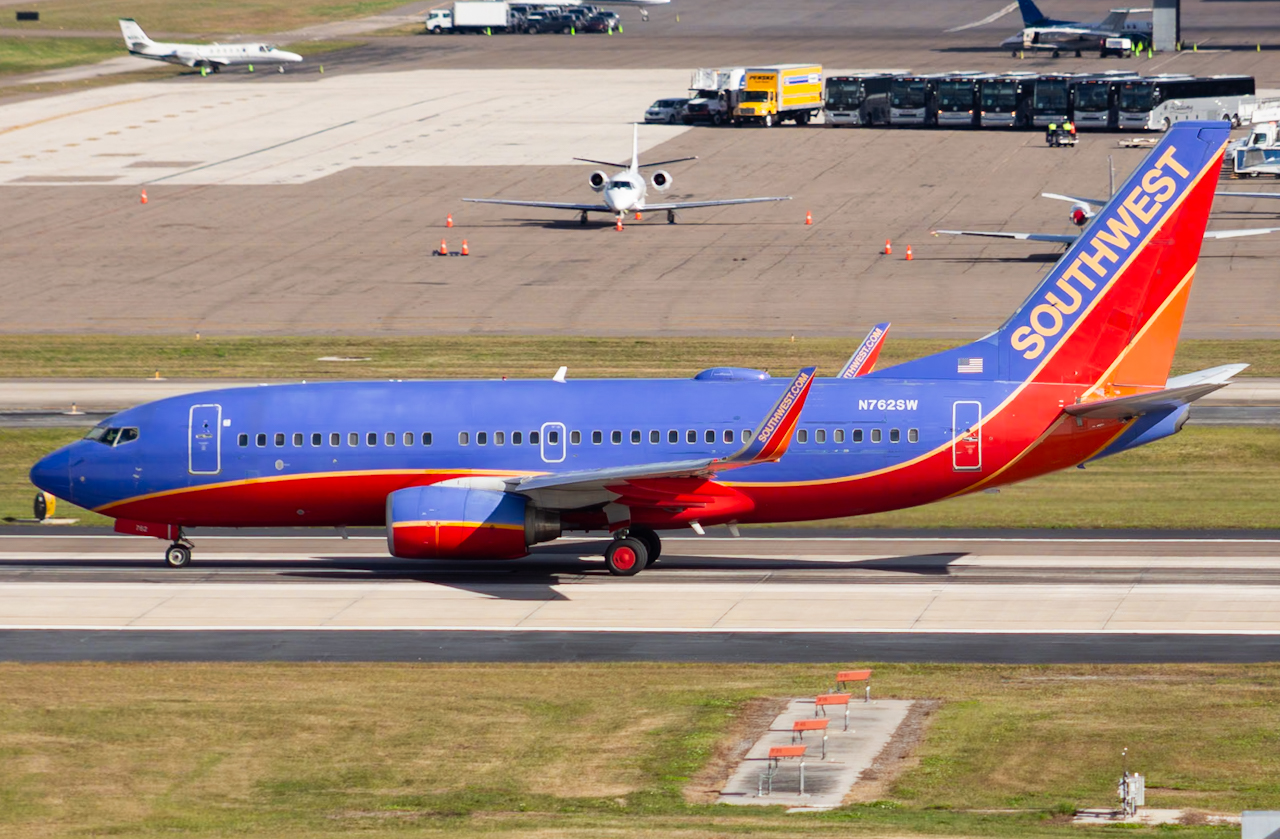 Full size: Southwest Airlines Boeing 737-700 N762SW at Tampa International Airport