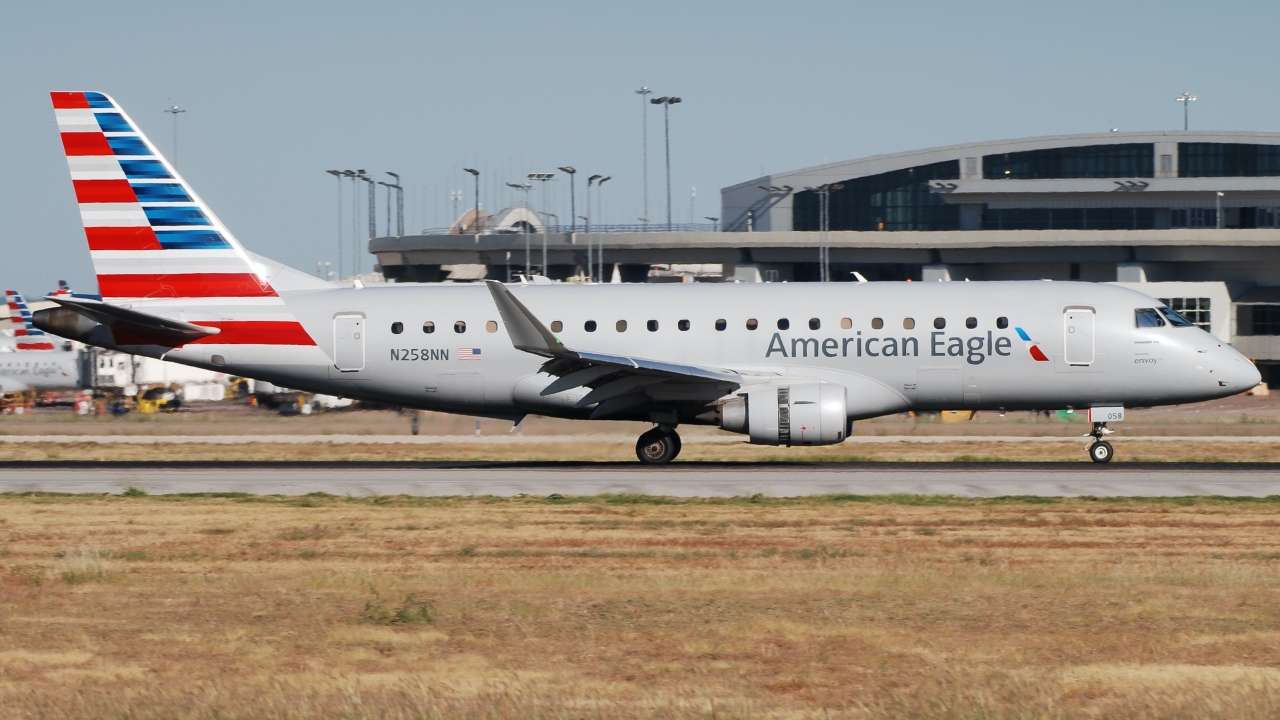 Full size: American Eagle Embraer E175 N258NN at Dallas-Fort Worth International Airport
