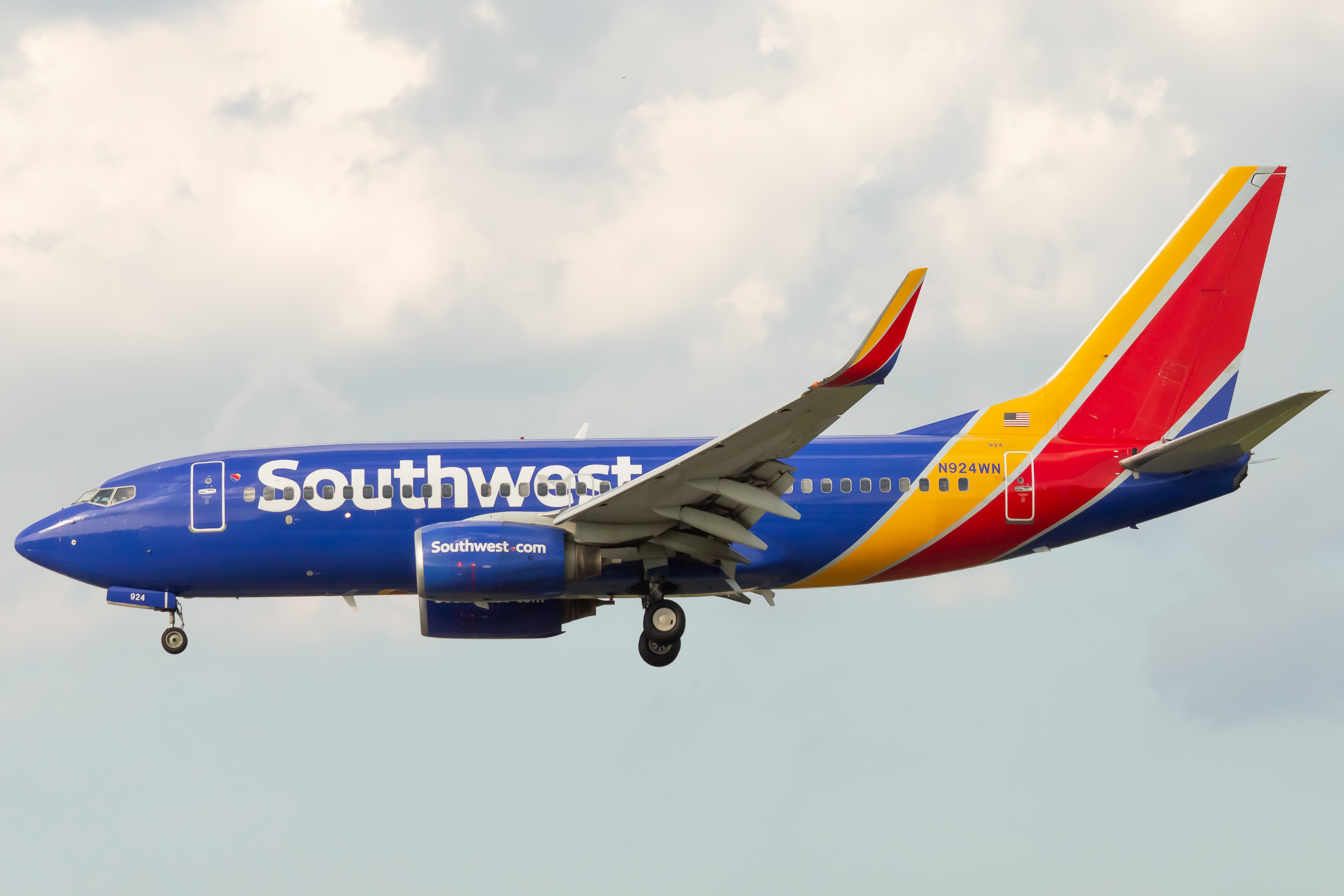 Full size: Southwest Airlines Boeing 737-700 N924WN at Baltimore/Washington International Thurgood Marshall Airport