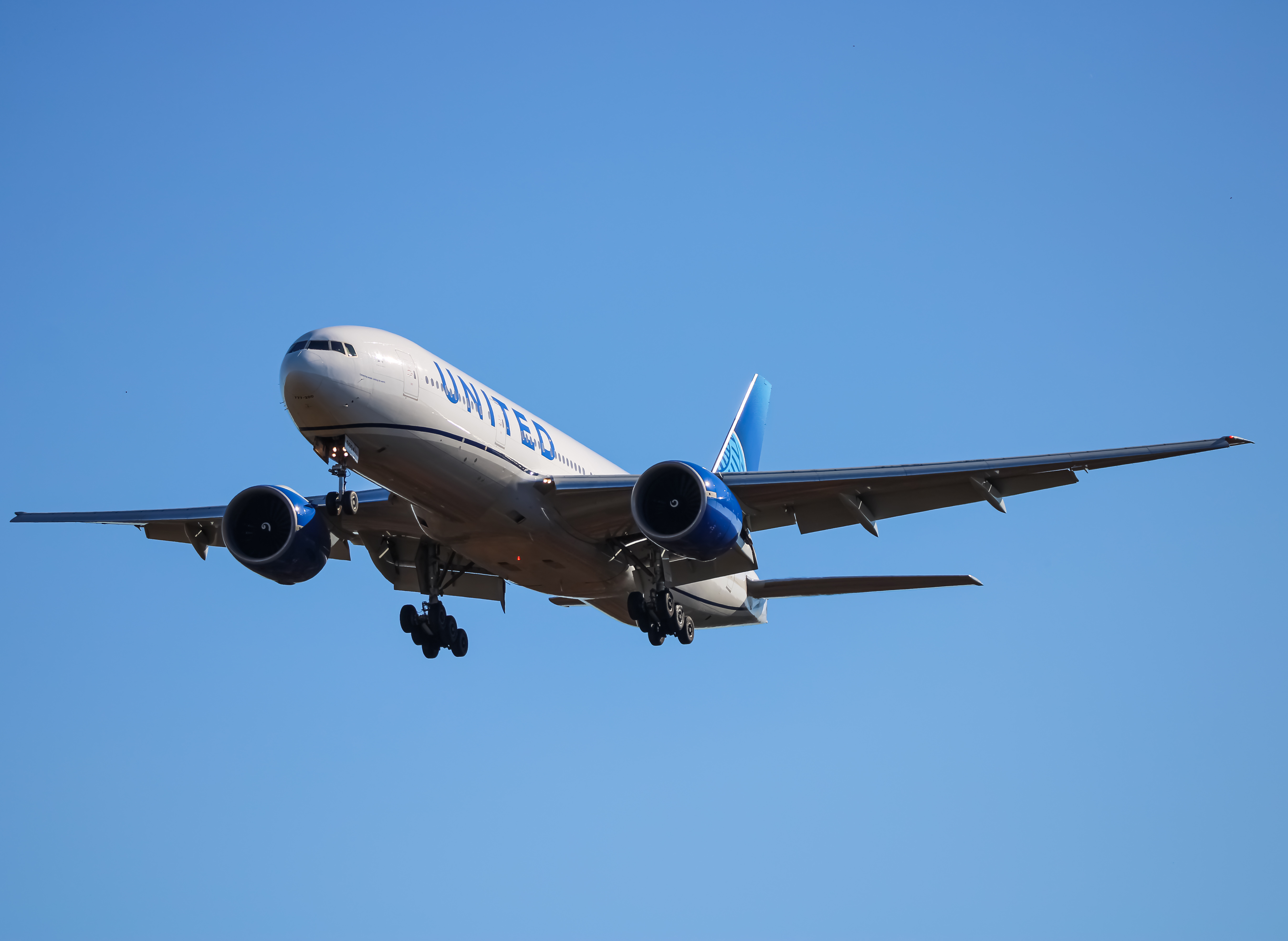 Full size: United Airlines Boeing 777-200ER N78004 at Washington Dulles International Airport