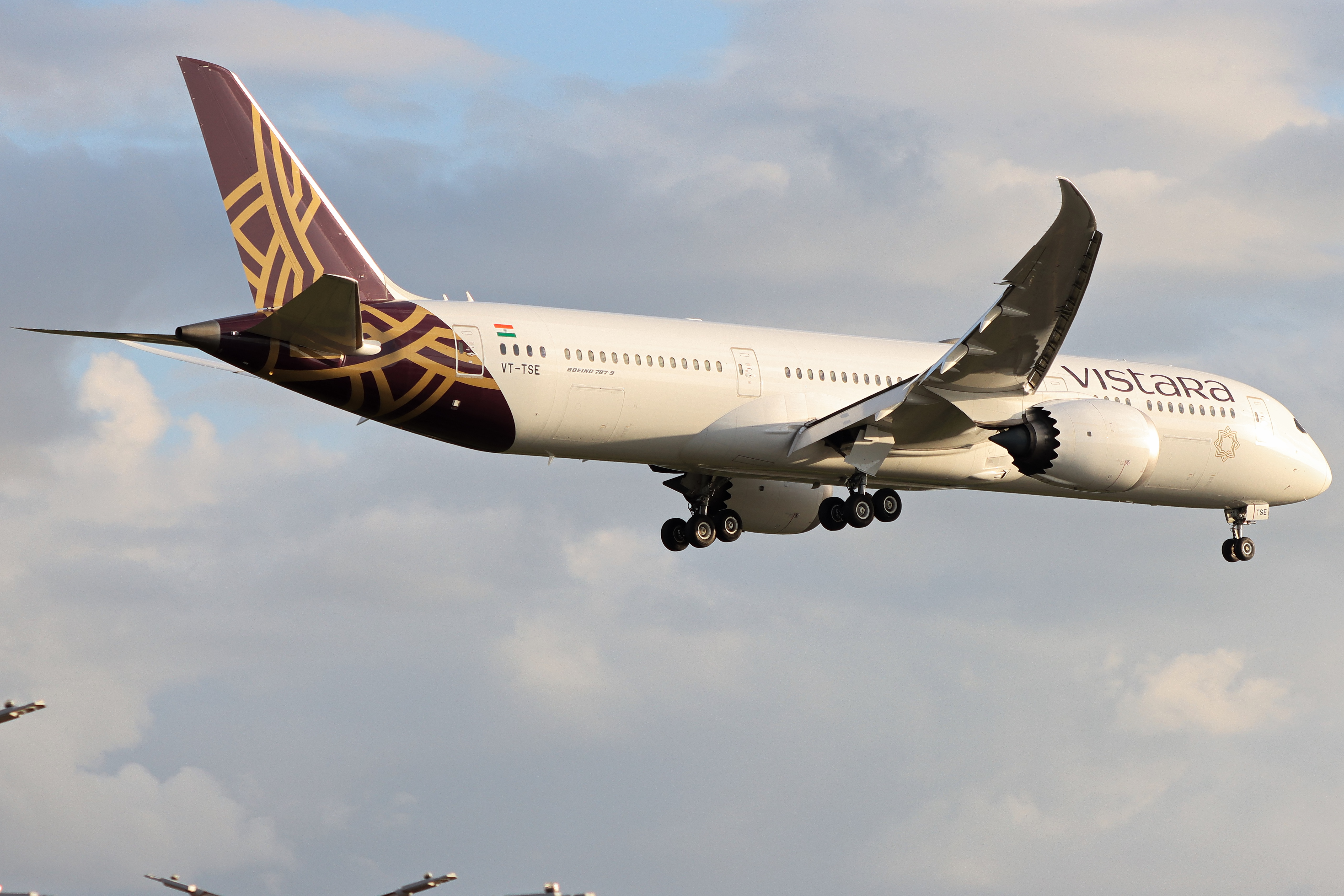 Full size: Vistara Boeing 787-9 VT-TSE at London Heathrow International Airport