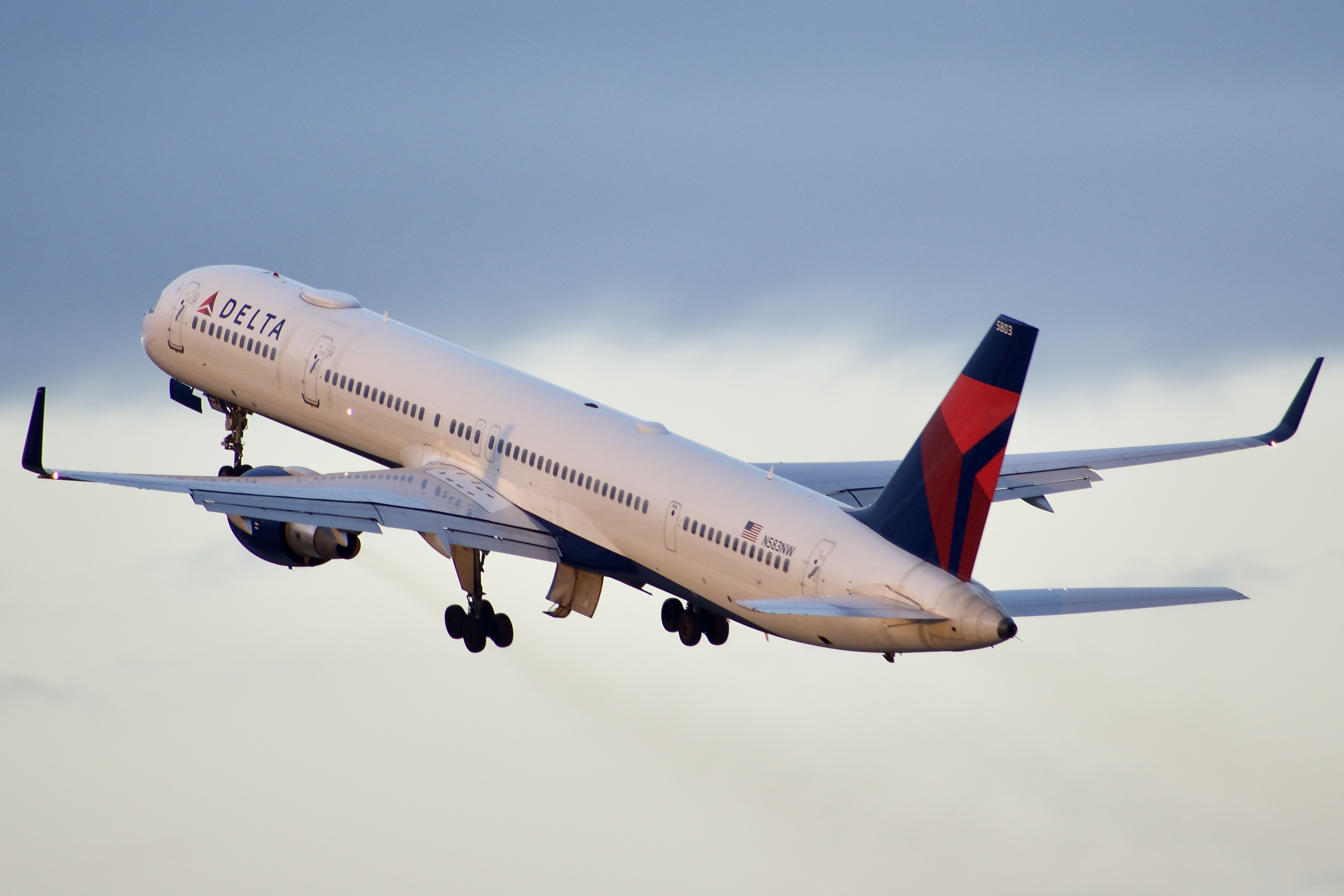 Full size: Delta Airlines Boeing 757-300 N583NW at Orlando International Airport