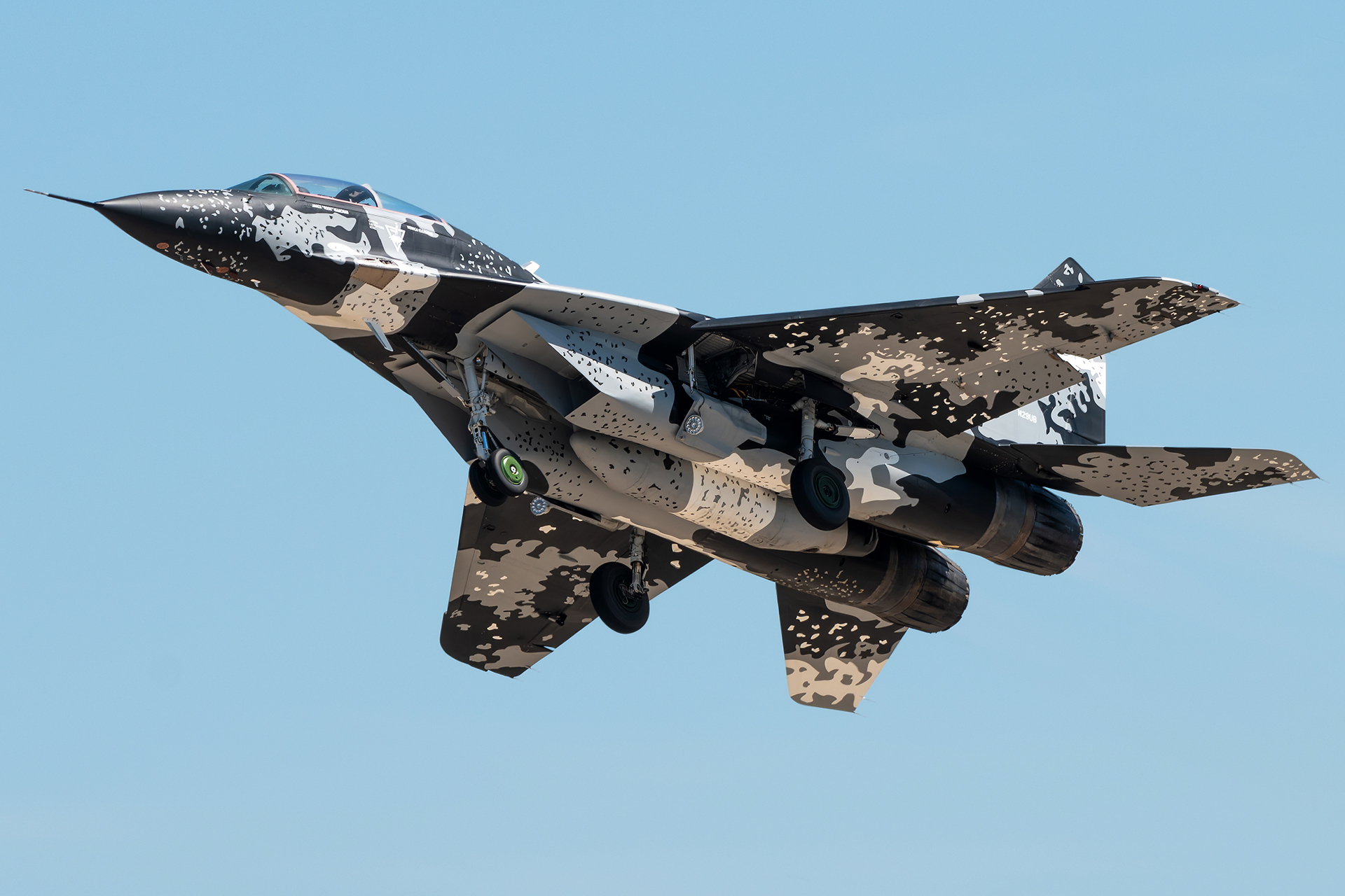 Full size: PRIVATE Mikoyan-Gurevich MiG-29 N29UB at Wittman Regional Airport