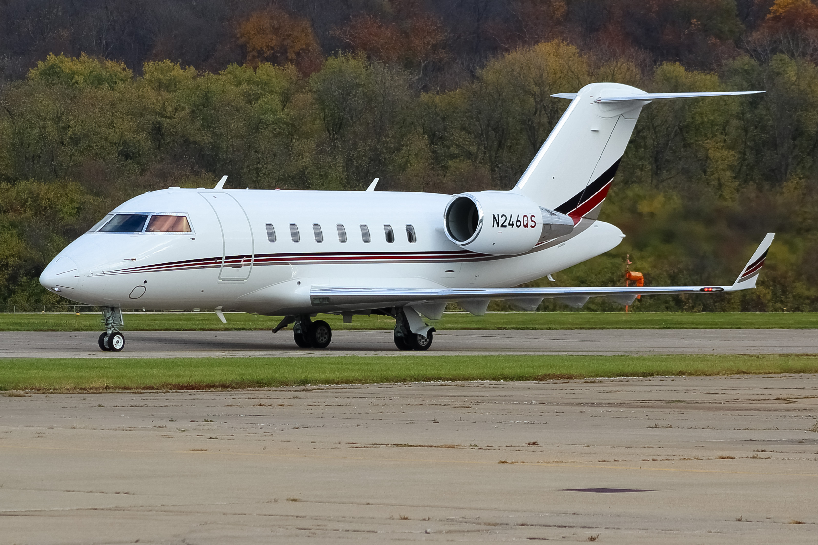 Full size: NetJets Bombardier Challenger 604 N246QS at Cincinnati Municipal Airport/Lunken Field