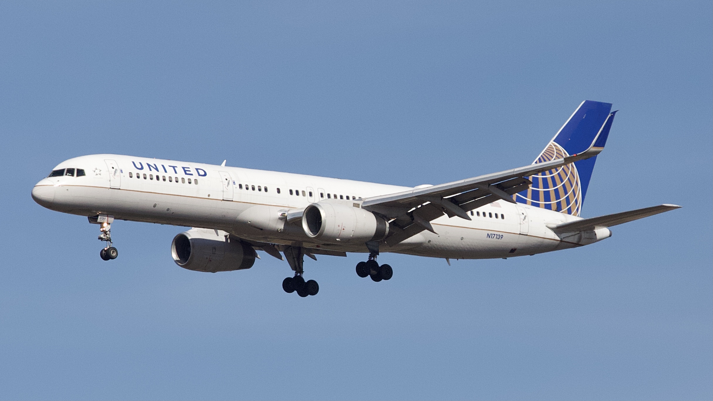 Full size: United Airlines Boeing 757-200 N17139 at Houston-George Bush Intercontinental Airport