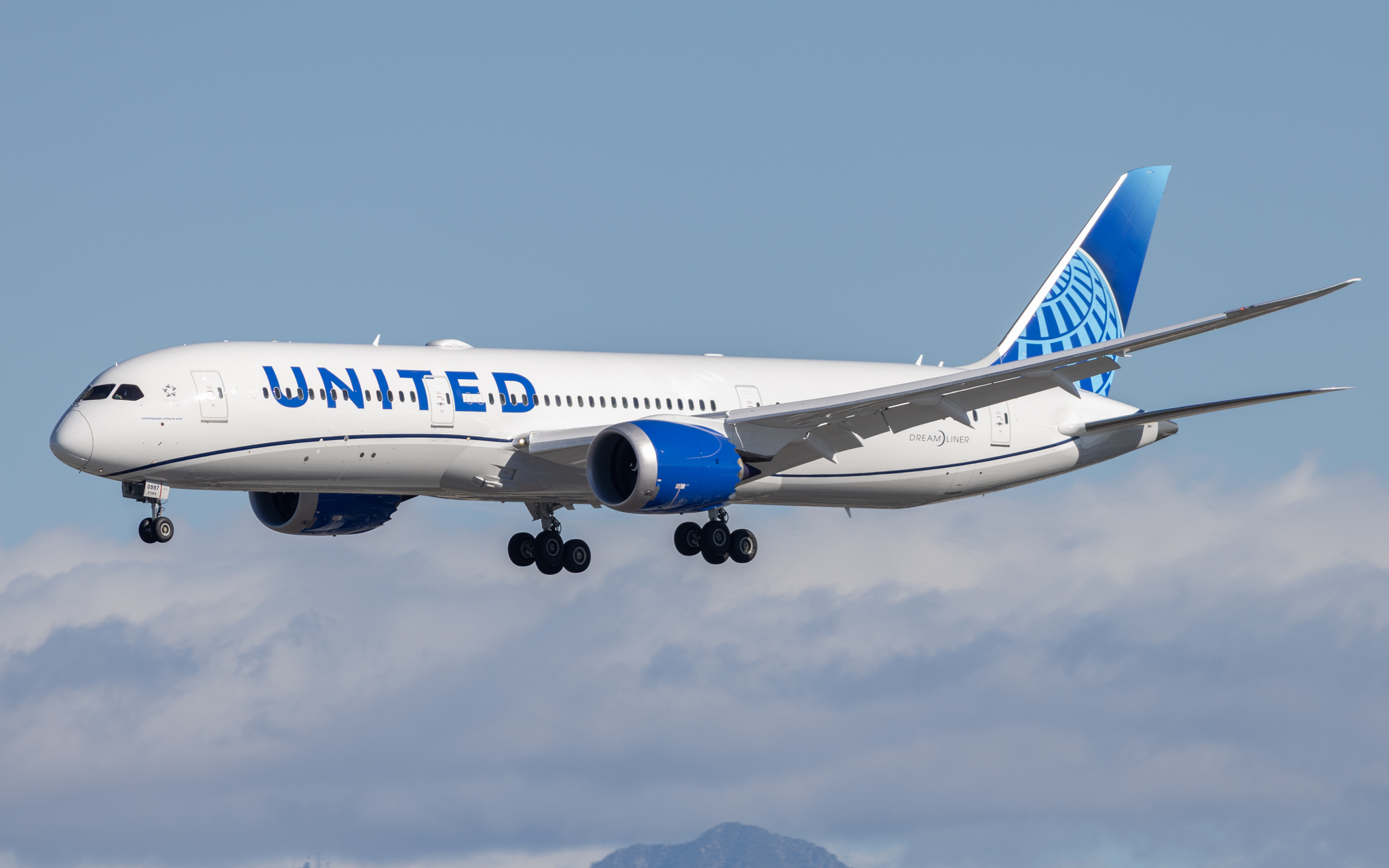 Full size: United Airlines Boeing 787-9 N27997 at Los Angeles International Airport