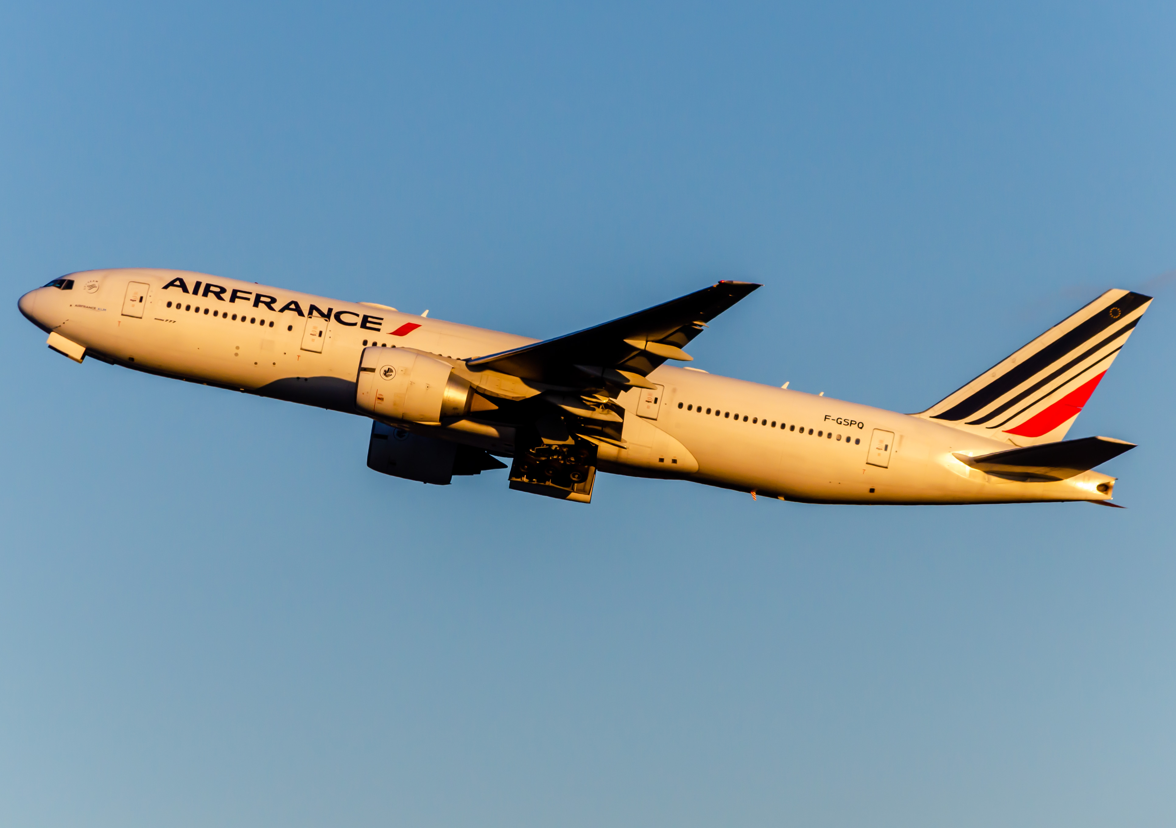 Full size: Air France Boeing 777-200ER F-GSPQ  at Newark Liberty International Airport