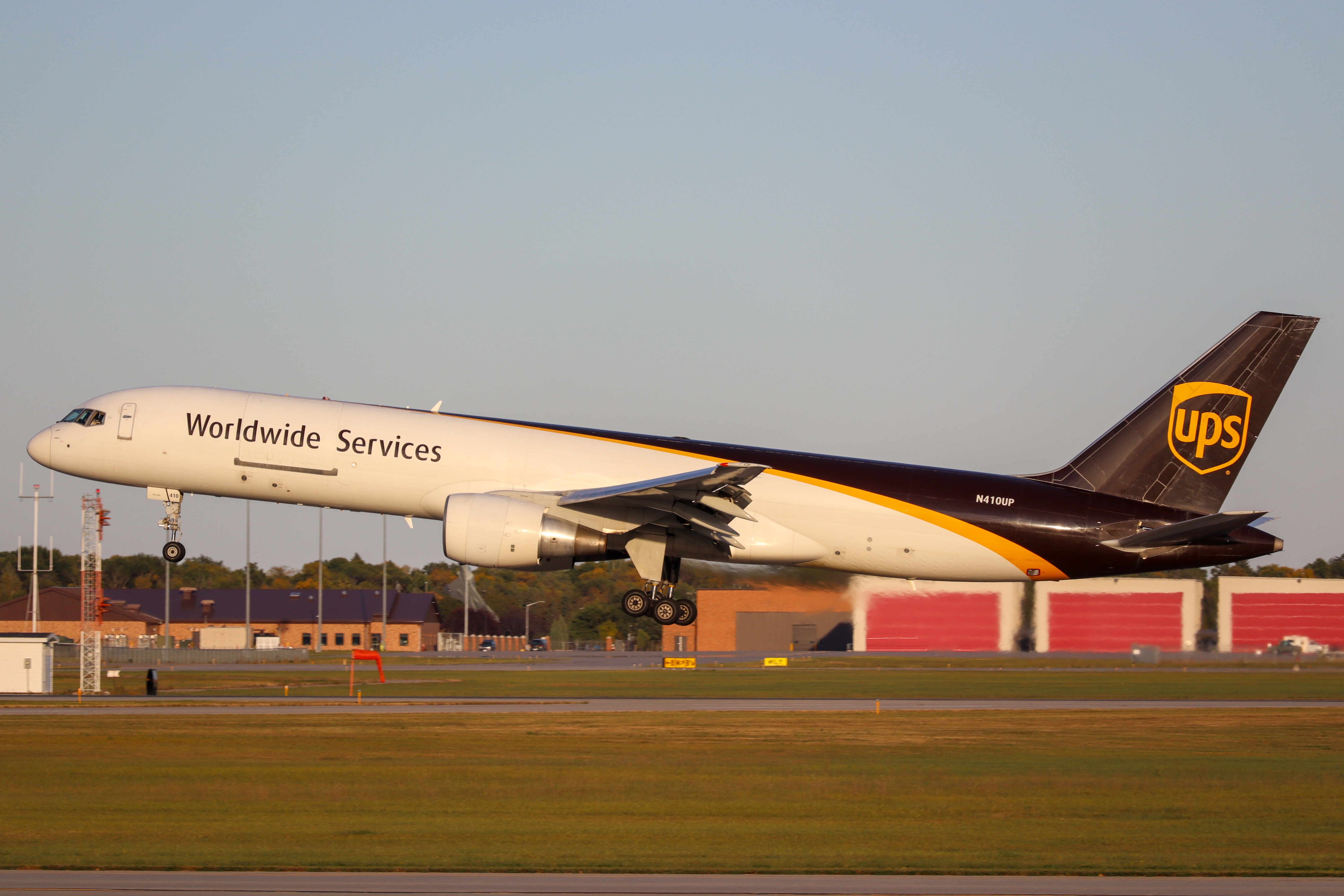 Full size: United Parcel Service Boeing 757-200F N410UP at Hector International Airport