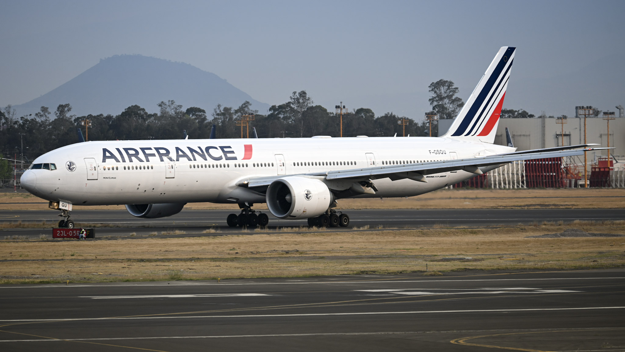 Full size: Air France Boeing 777-300ER F-GSQU at Mexico City International Airport