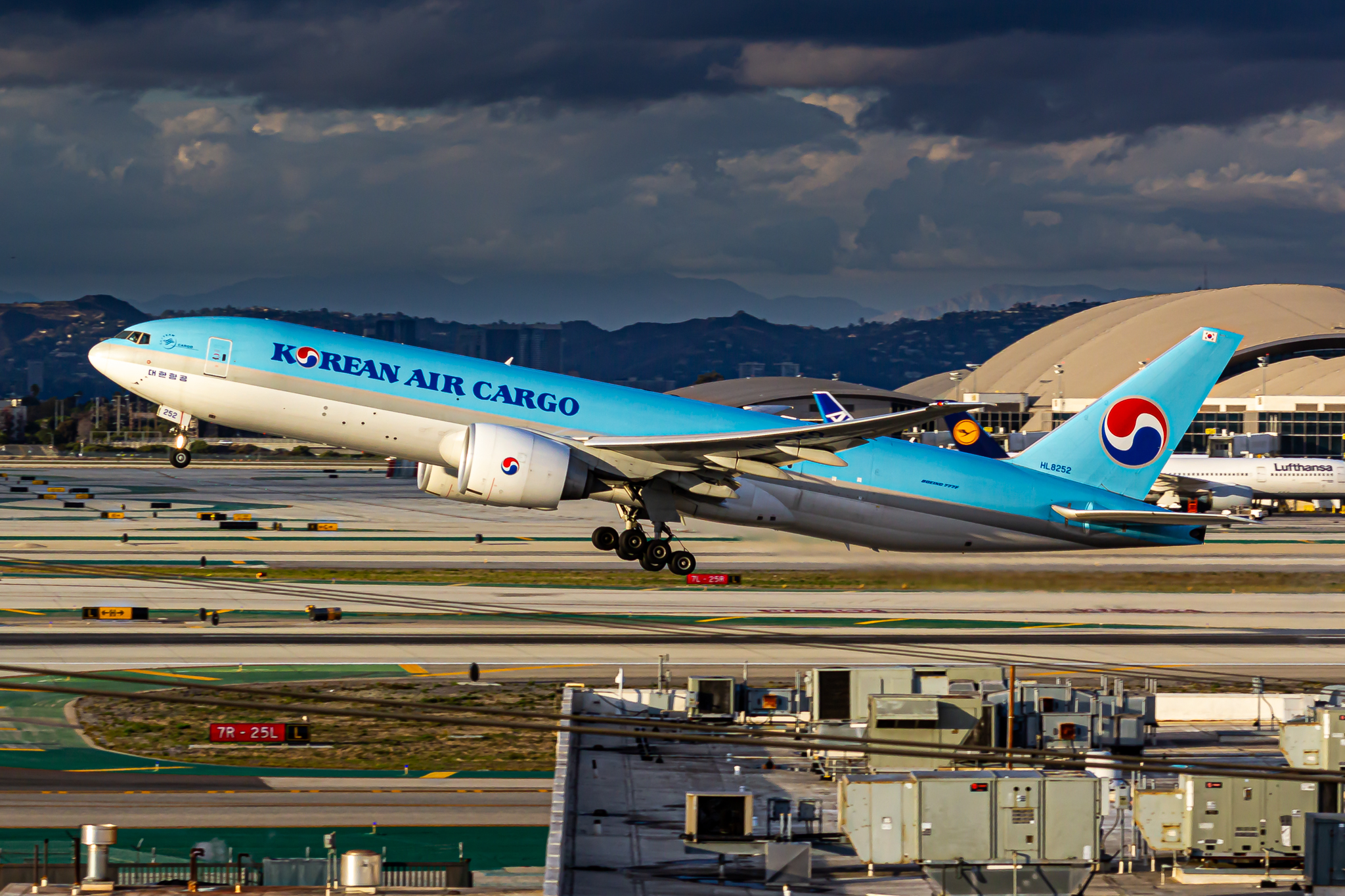 Full size: Korean Air Cargo Boeing 777-200F HL8252 at Los Angeles International Airport