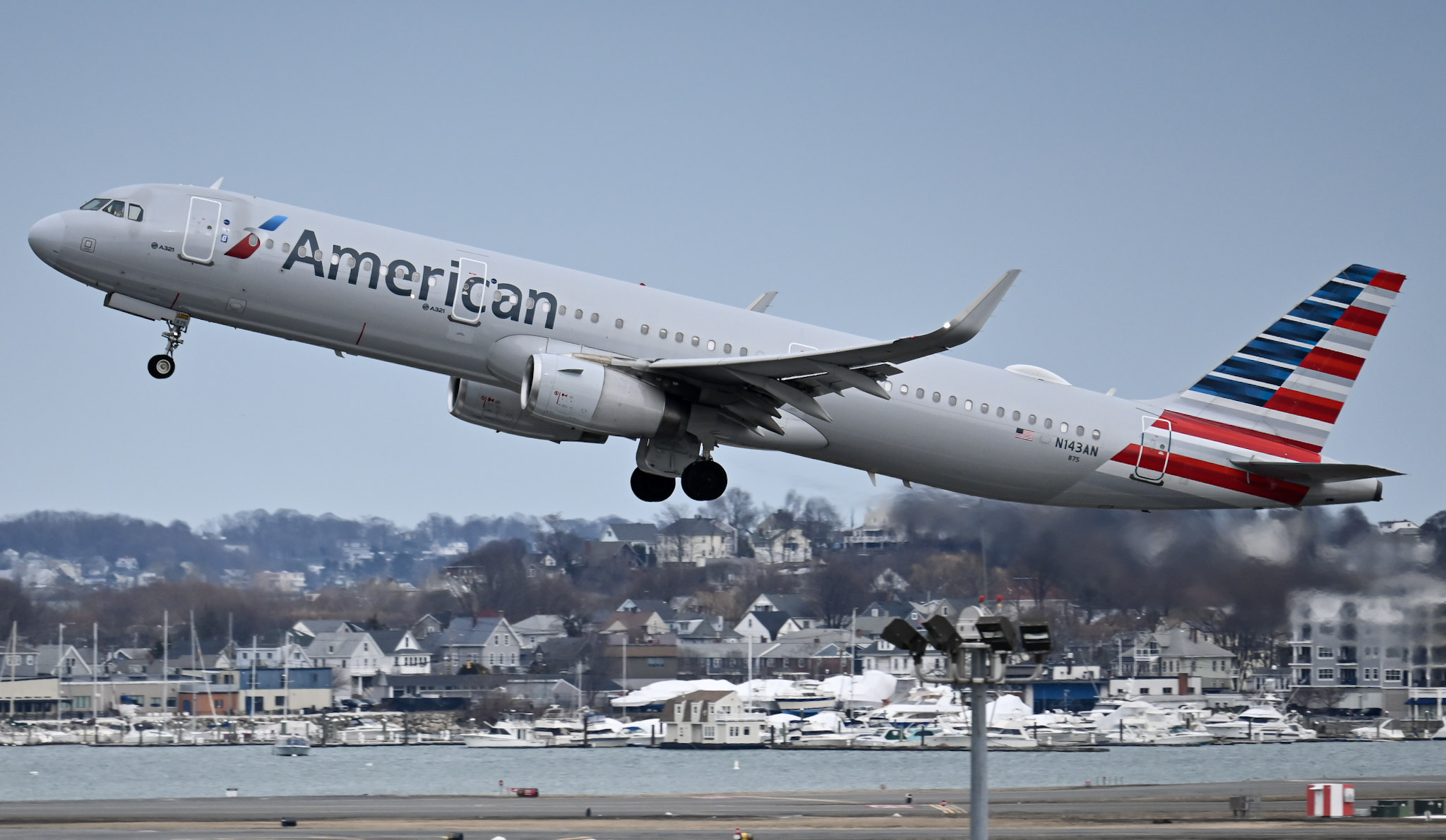Full size: American Airlines Airbus A321-200 N143AN at General Edward Lawrence Logan International Airport