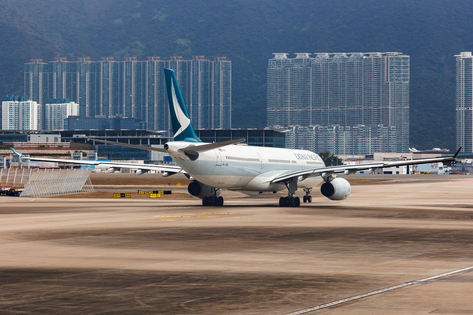 Full size: Cathay Pacific Airbus A330-300 B-LAN at Hong Kong International Airport