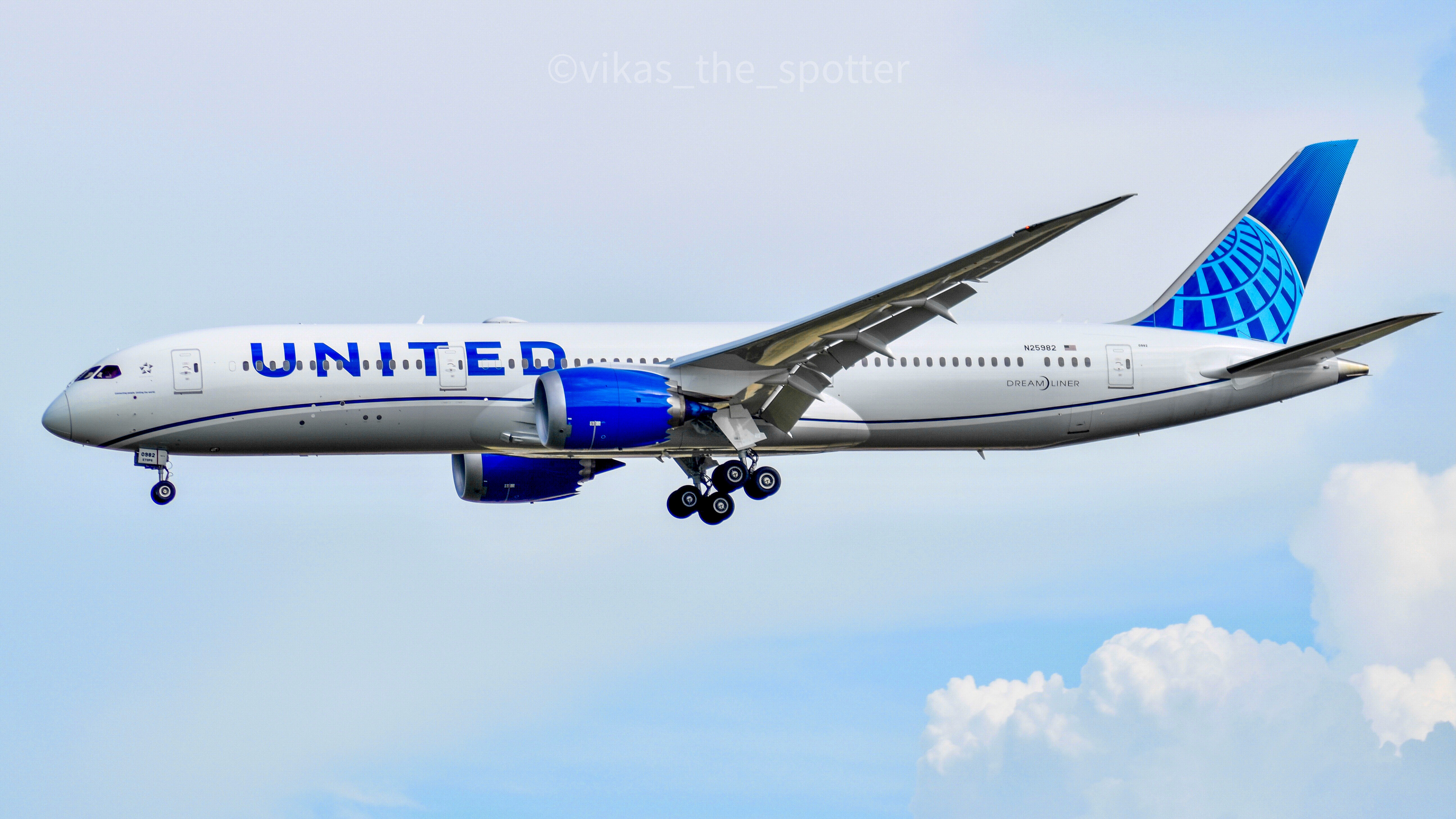 Full size: United Airlines Boeing 787-9 N25982 at Singapore-Changi Airport