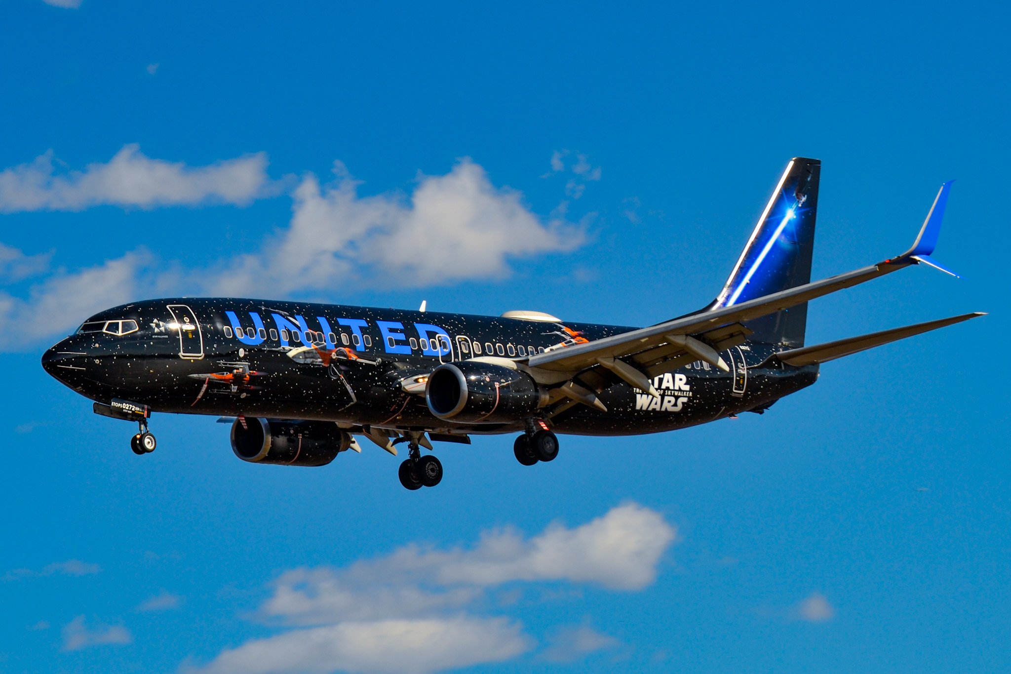 Full size: United Airlines Boeing 737-800 N36272 at Ronald Reagan National Airport