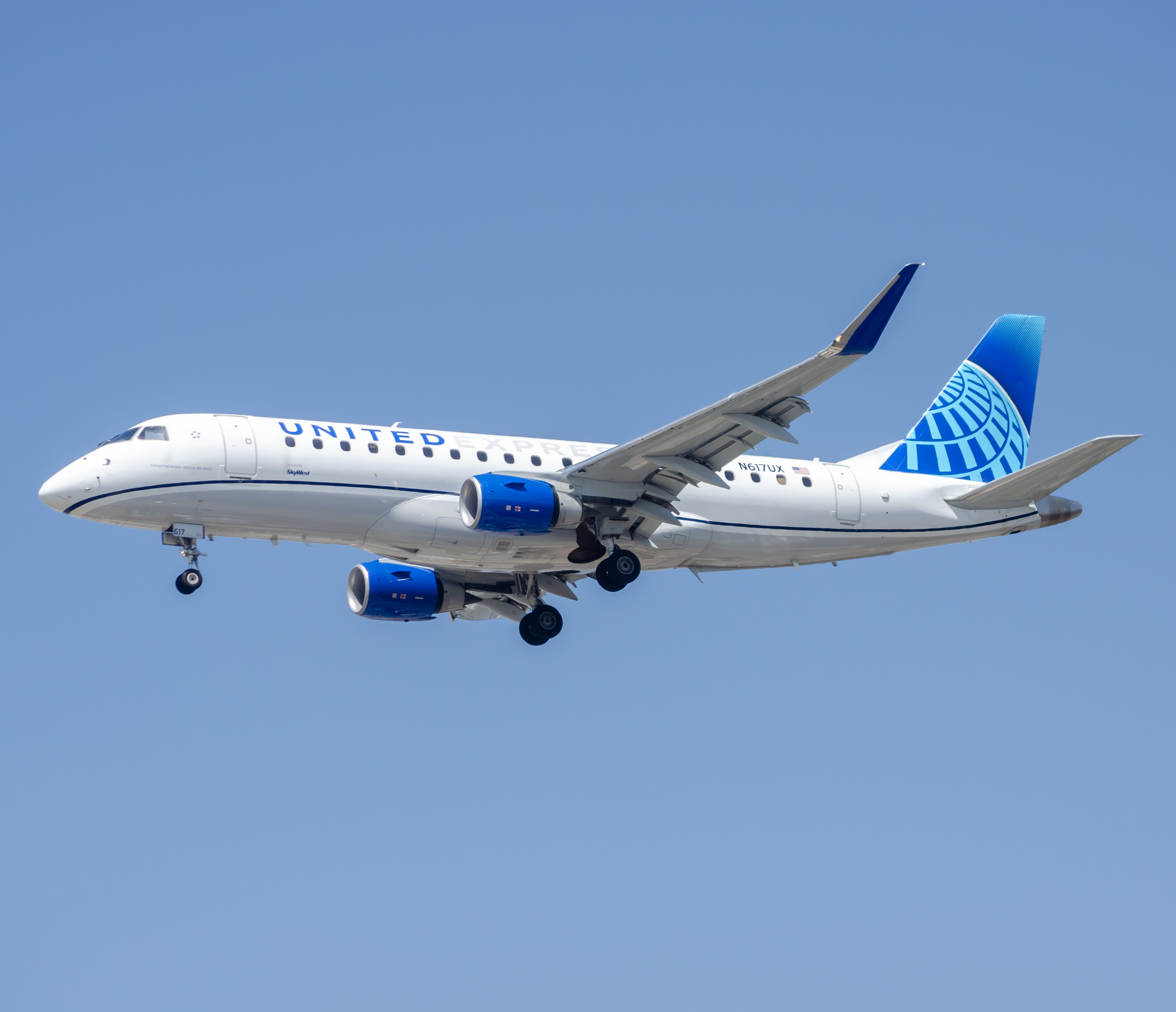 Full size: United Airlines Embraer E175 N617UX at Los Angeles International Airport
