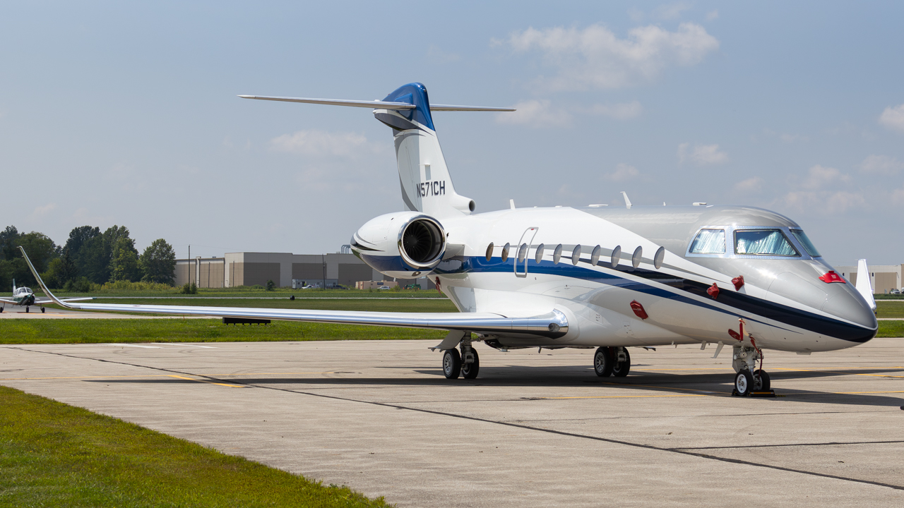 Full size: PRIVATE Gulfstream G280 N571CH at Delaware Municipal Airport