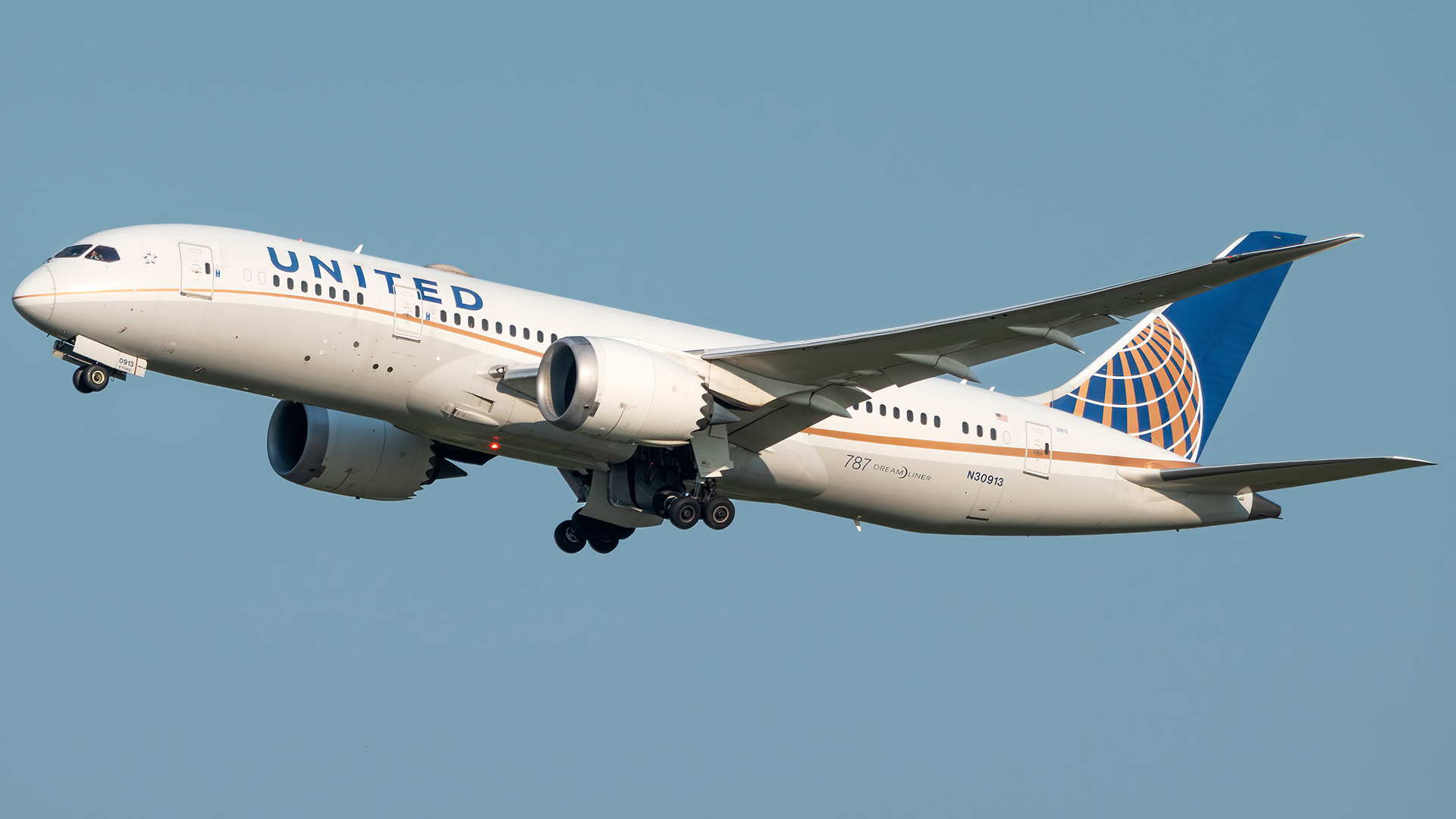 Full size: United Airlines Boeing 787-8 N30913 at Washington Dulles International Airport