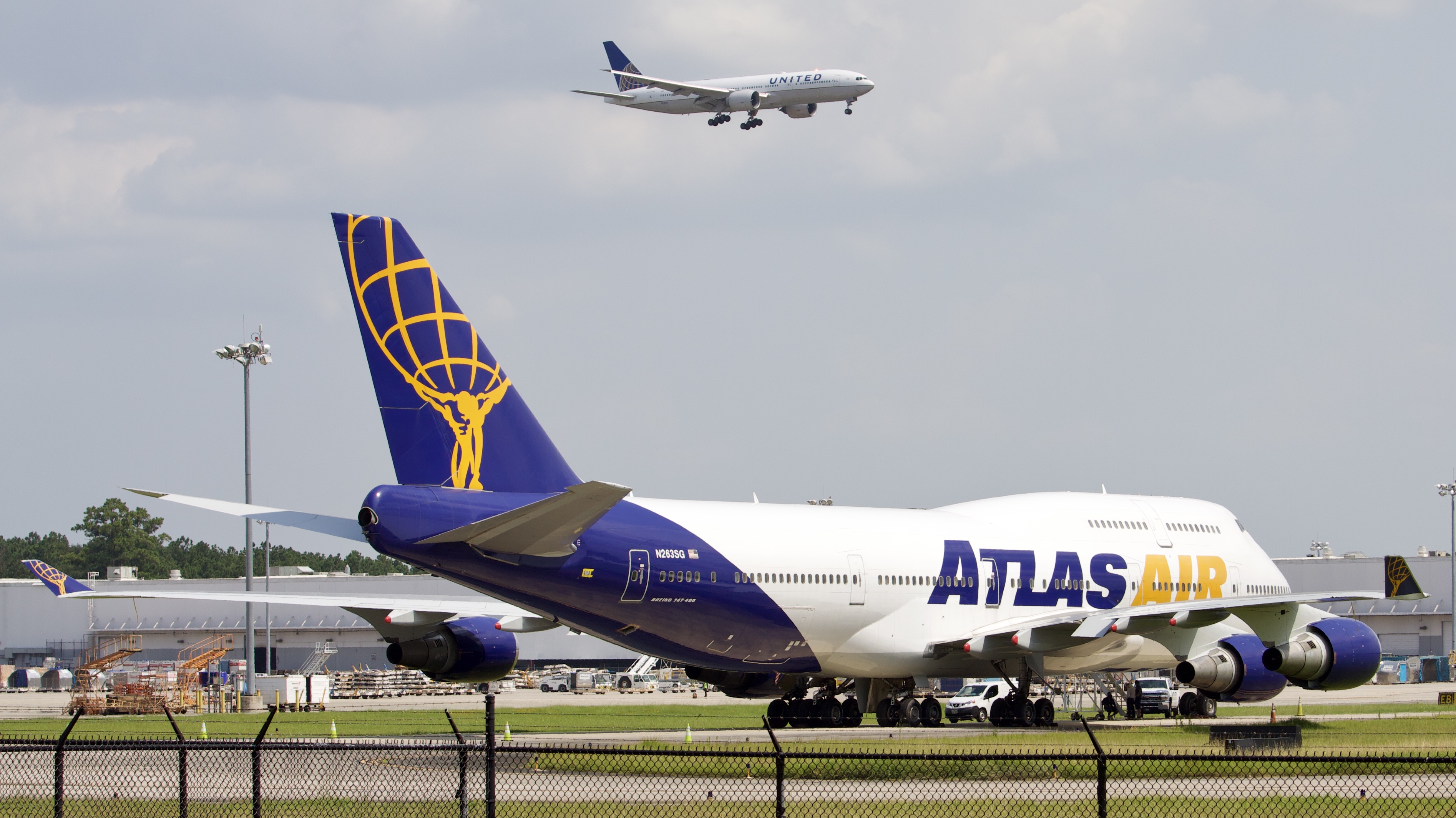 Full size: Atlas Air Boeing 747-400 N263SG at Houston-George Bush Intercontinental Airport