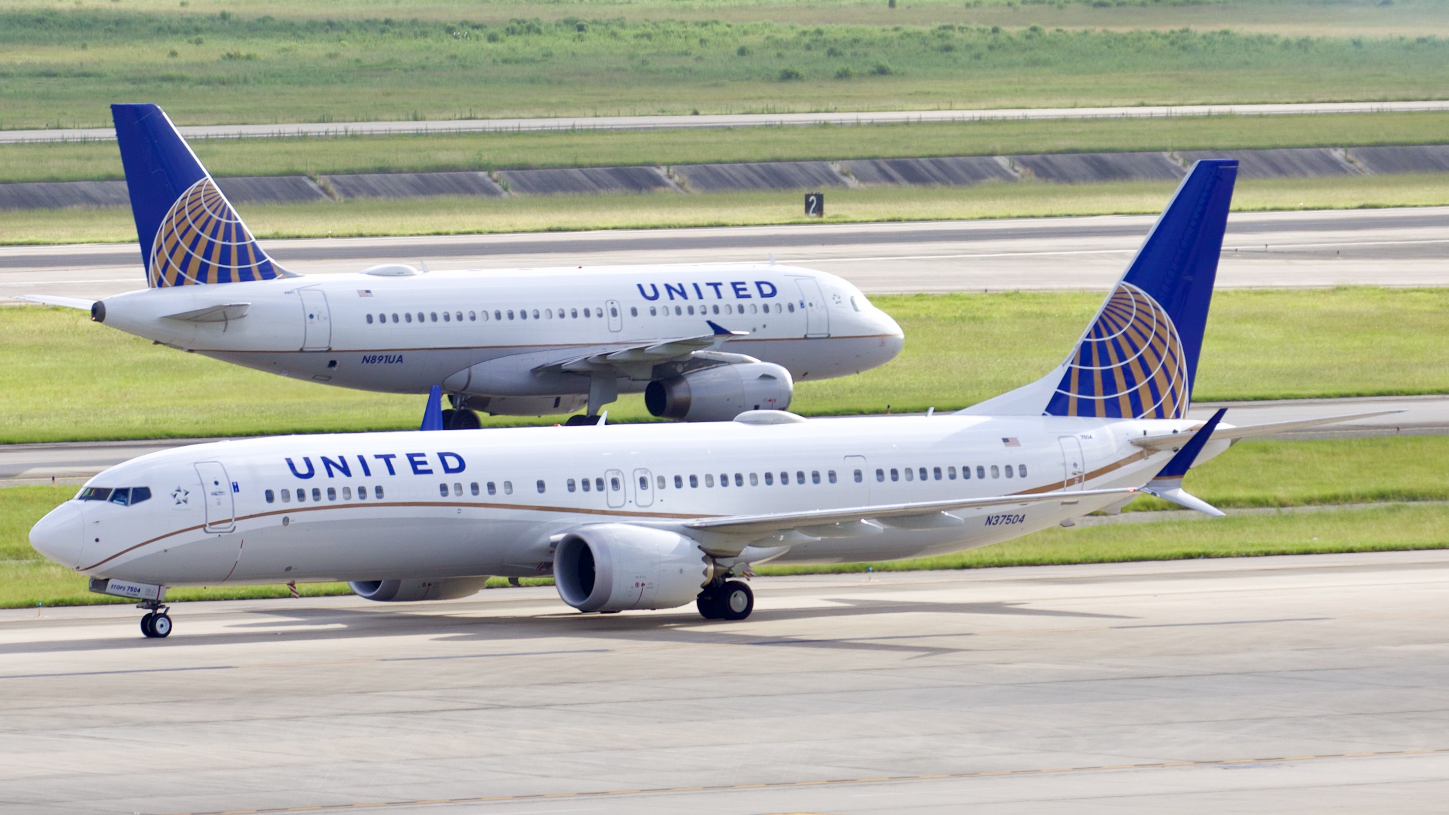 Full size: United Airlines Boeing 737 MAX 9 N37504 at Houston-George Bush Intercontinental Airport