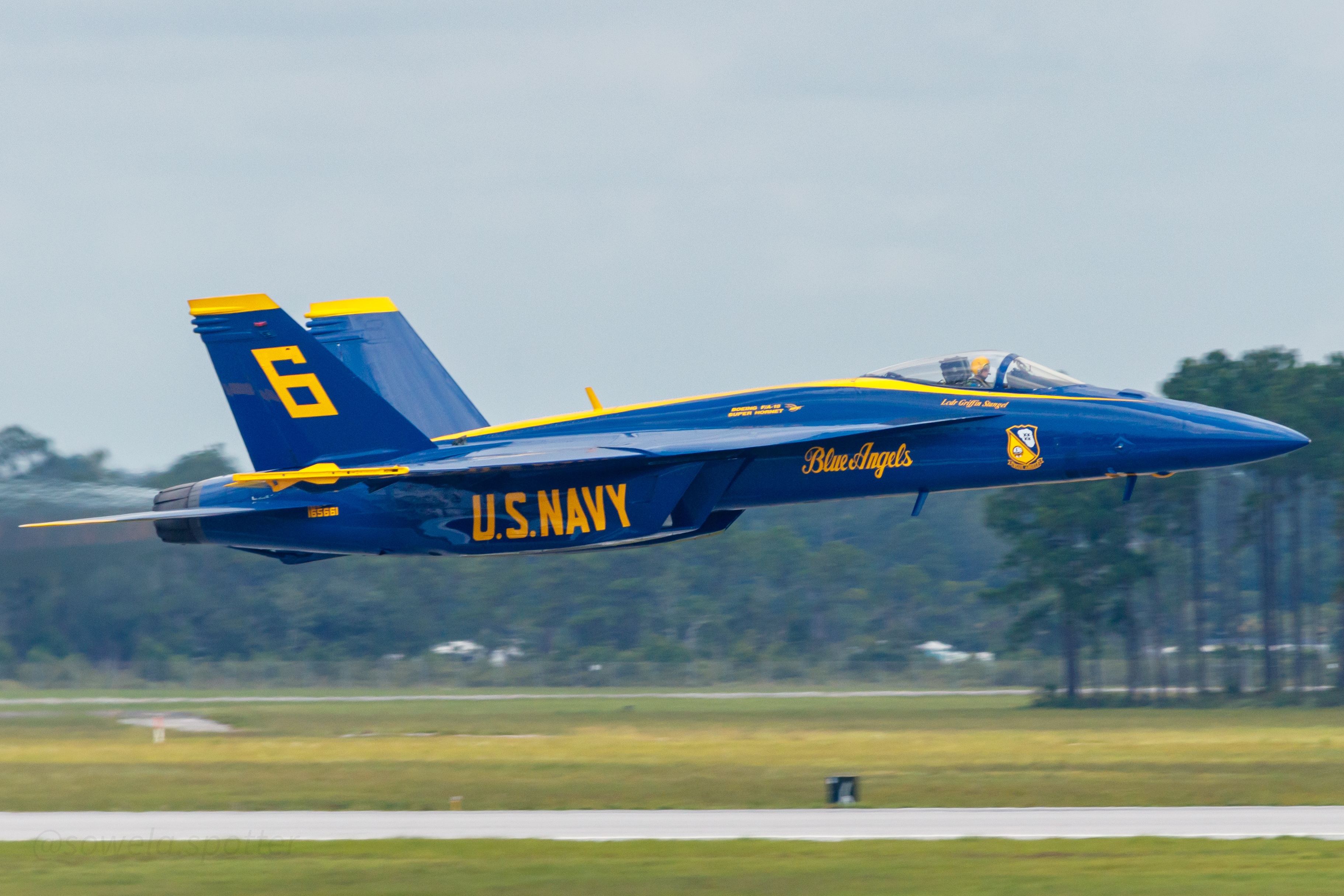 Full size: Blue Angels Boeing F/A-18E/F Super Hornet 165661 at NAS Pensacola