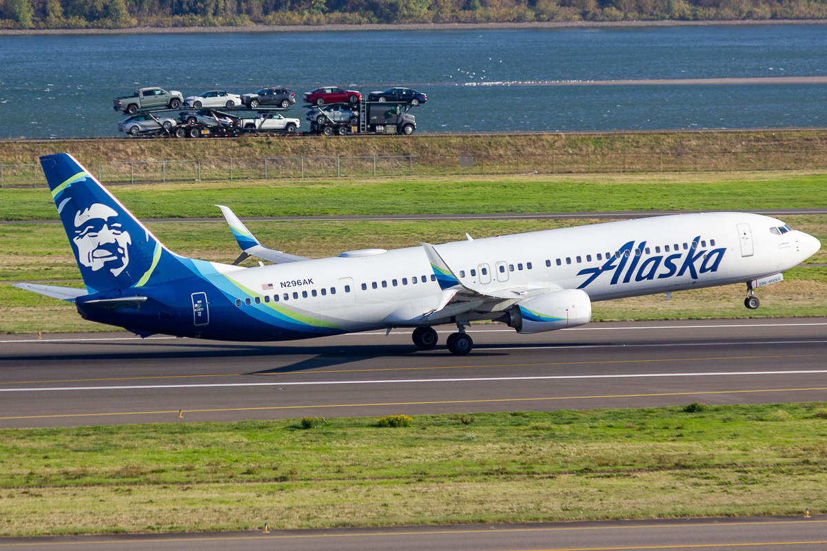Full size: Alaska Airlines Boeing 737-900ER N296AK at Portland International Airport