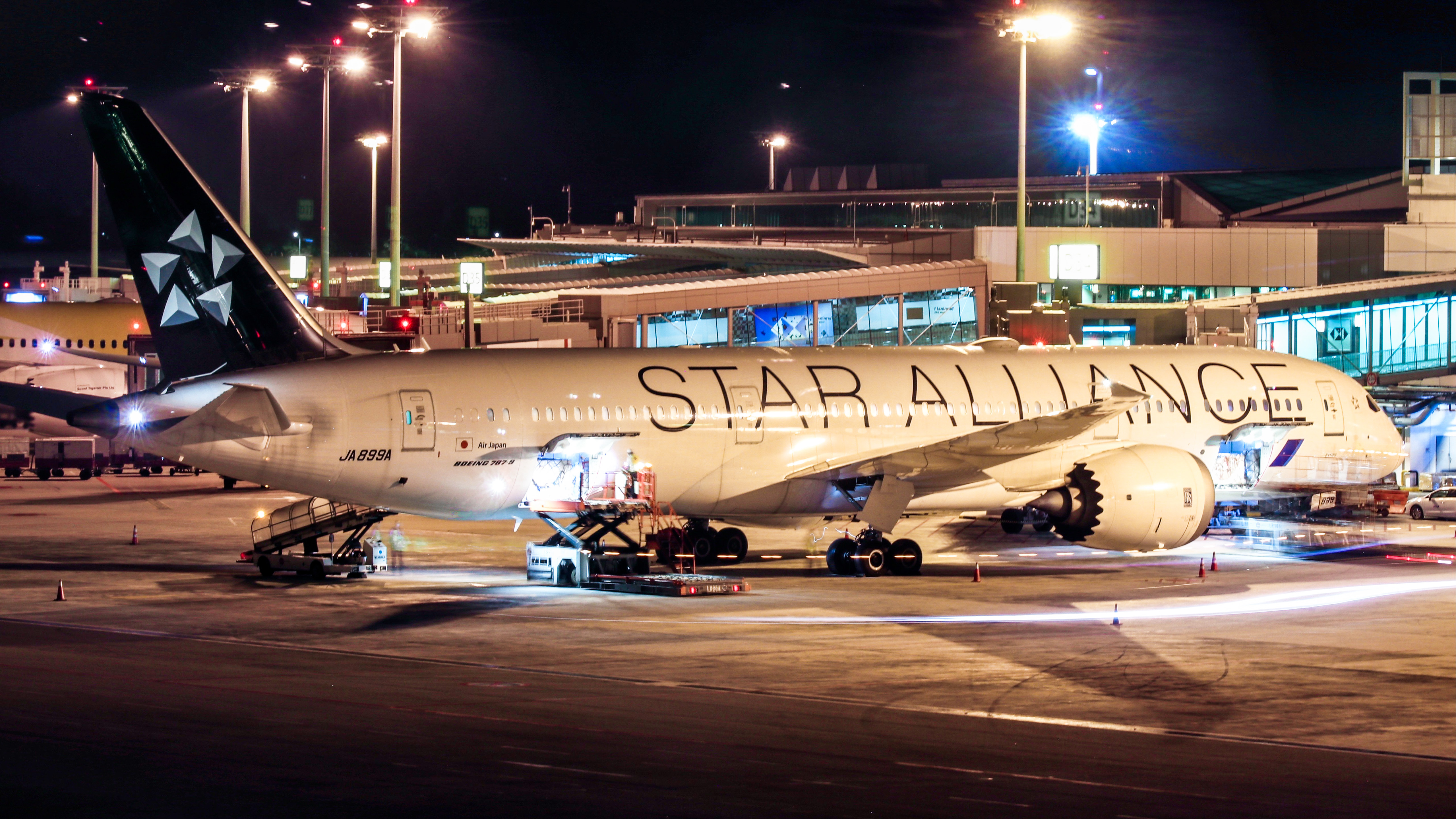 Full size: All Nippon Airways Boeing 787-9  JA889A at Singapore-Changi Airport