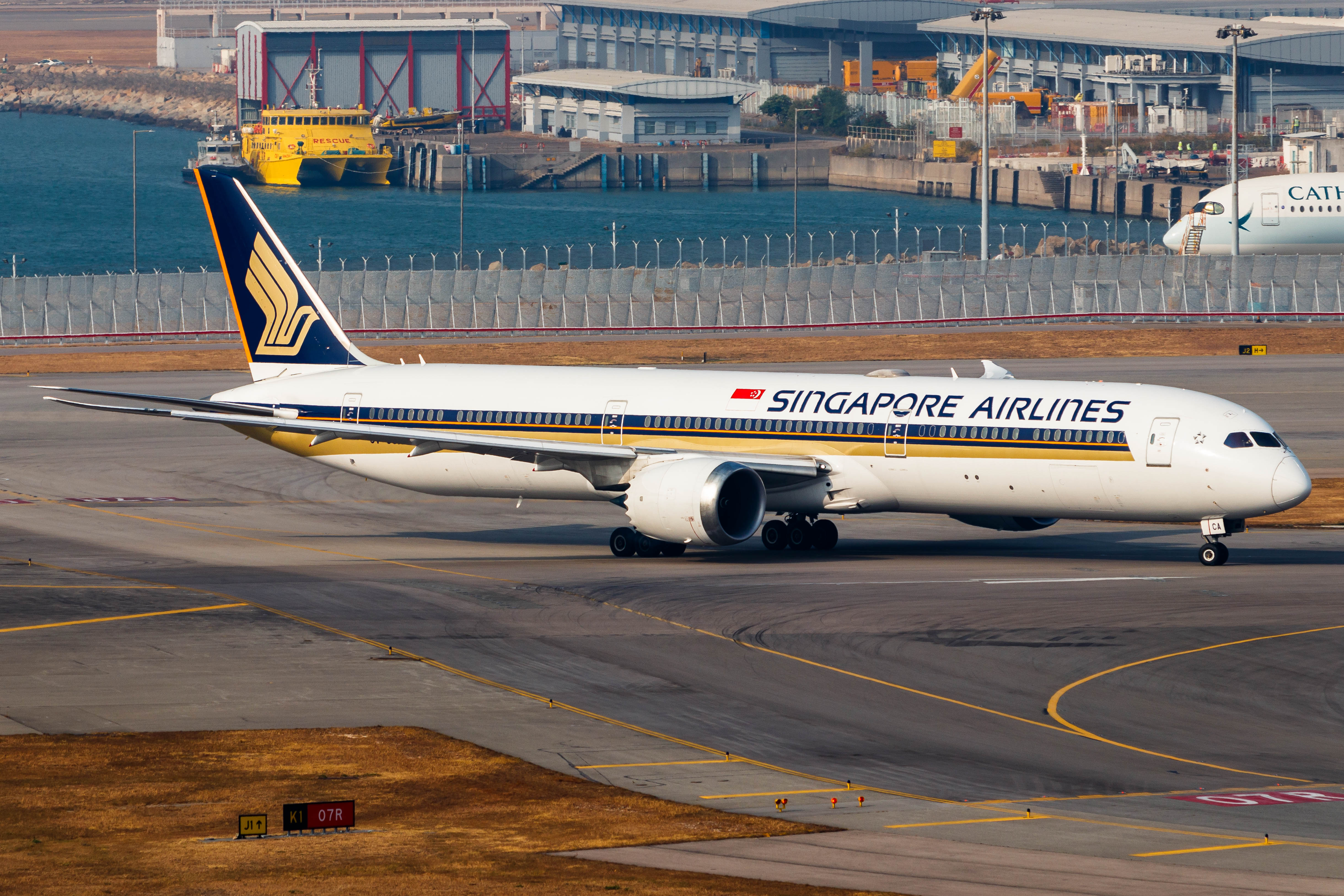 Full size: Singapore Airlines Boeing 787-10 9V-SCA at Hong Kong International Airport