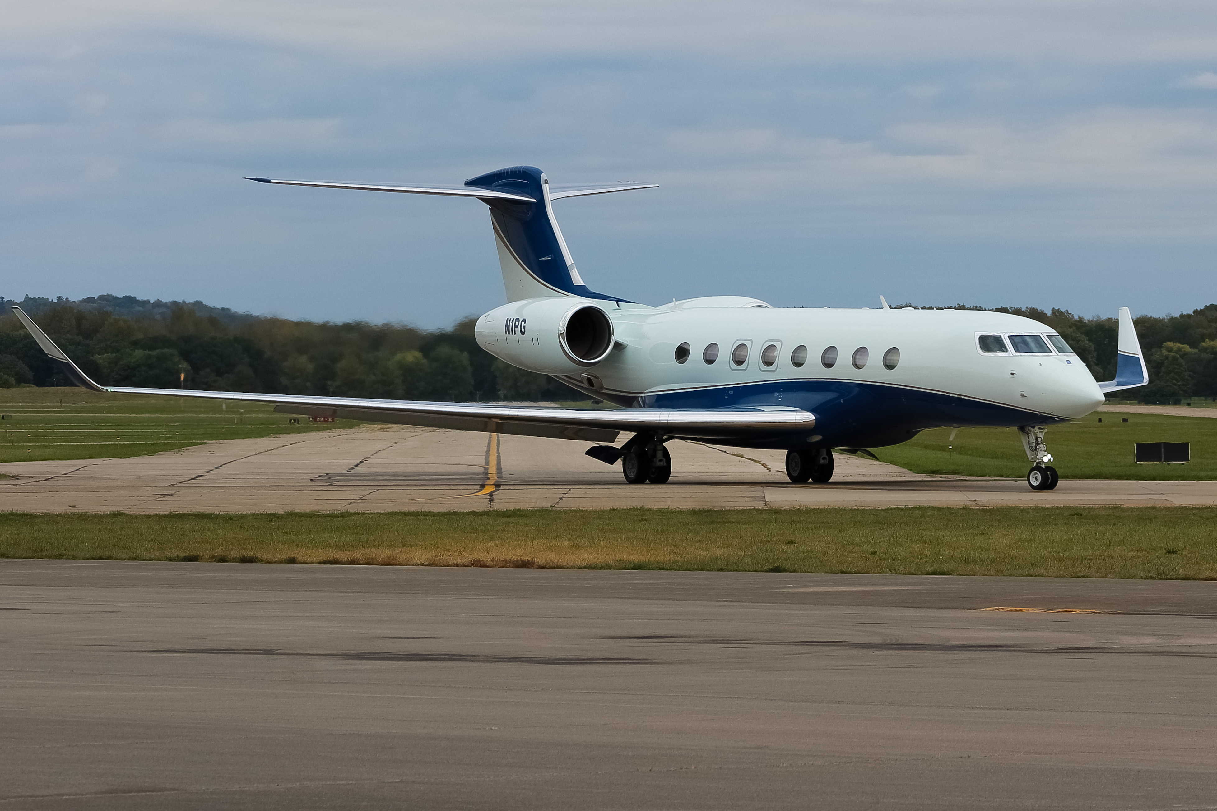 Full size: PRIVATE  Gulfstream G650 N1PG at Cincinnati Municipal Airport/Lunken Field
