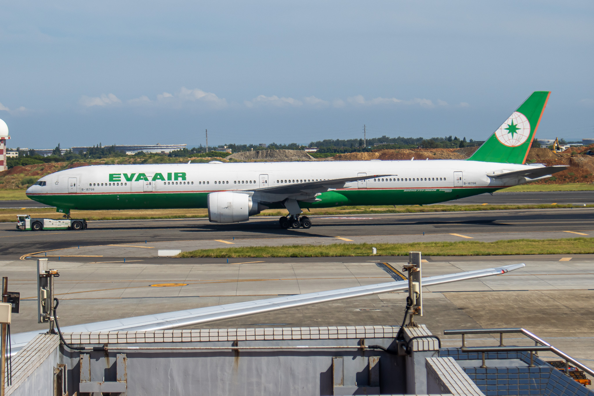 Full size: EVA Air Boeing 777-300ER B-16706 at Taiwan Taoyuan International Airport