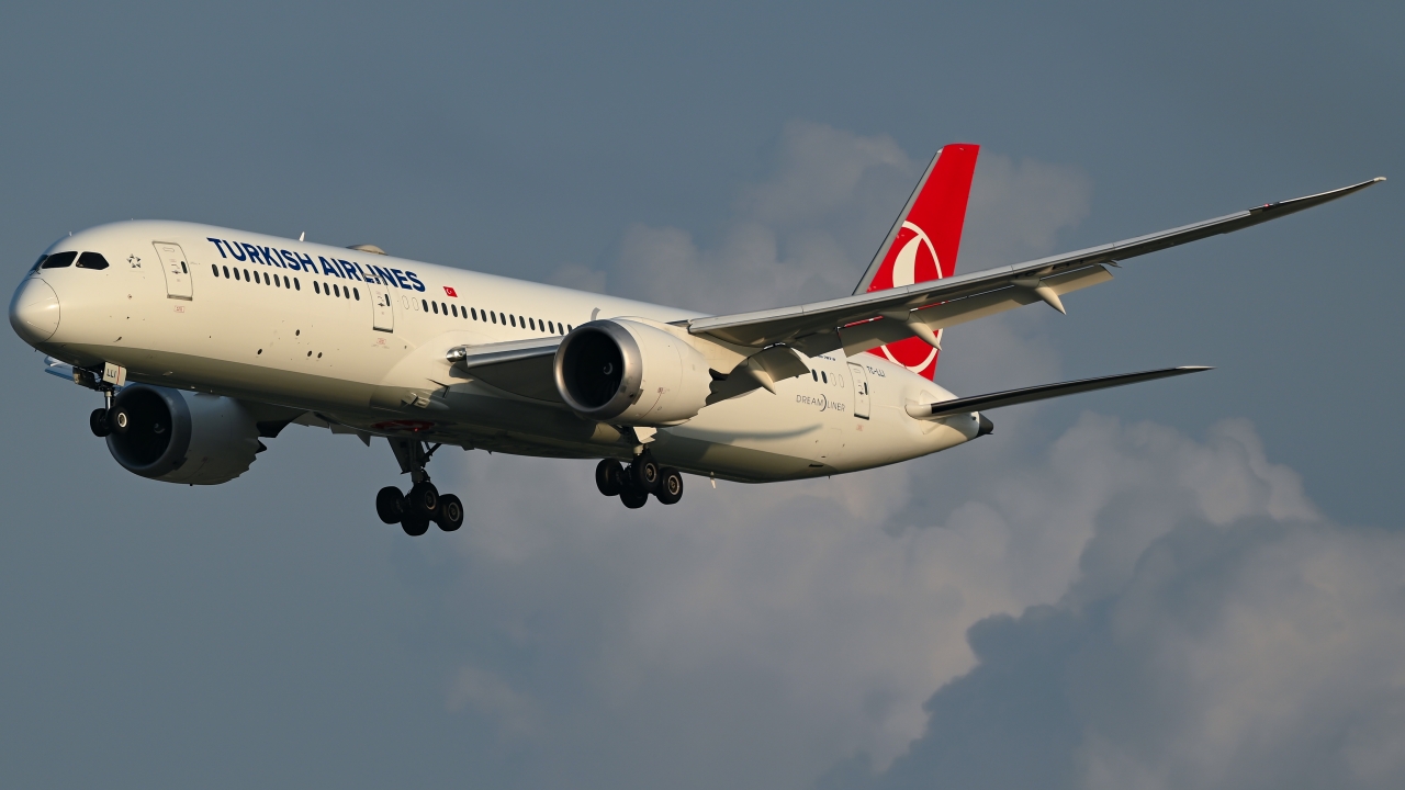 Full size: Turkish Airlines Boeing 787-9 TC-LLC at Dallas-Fort Worth International Airport