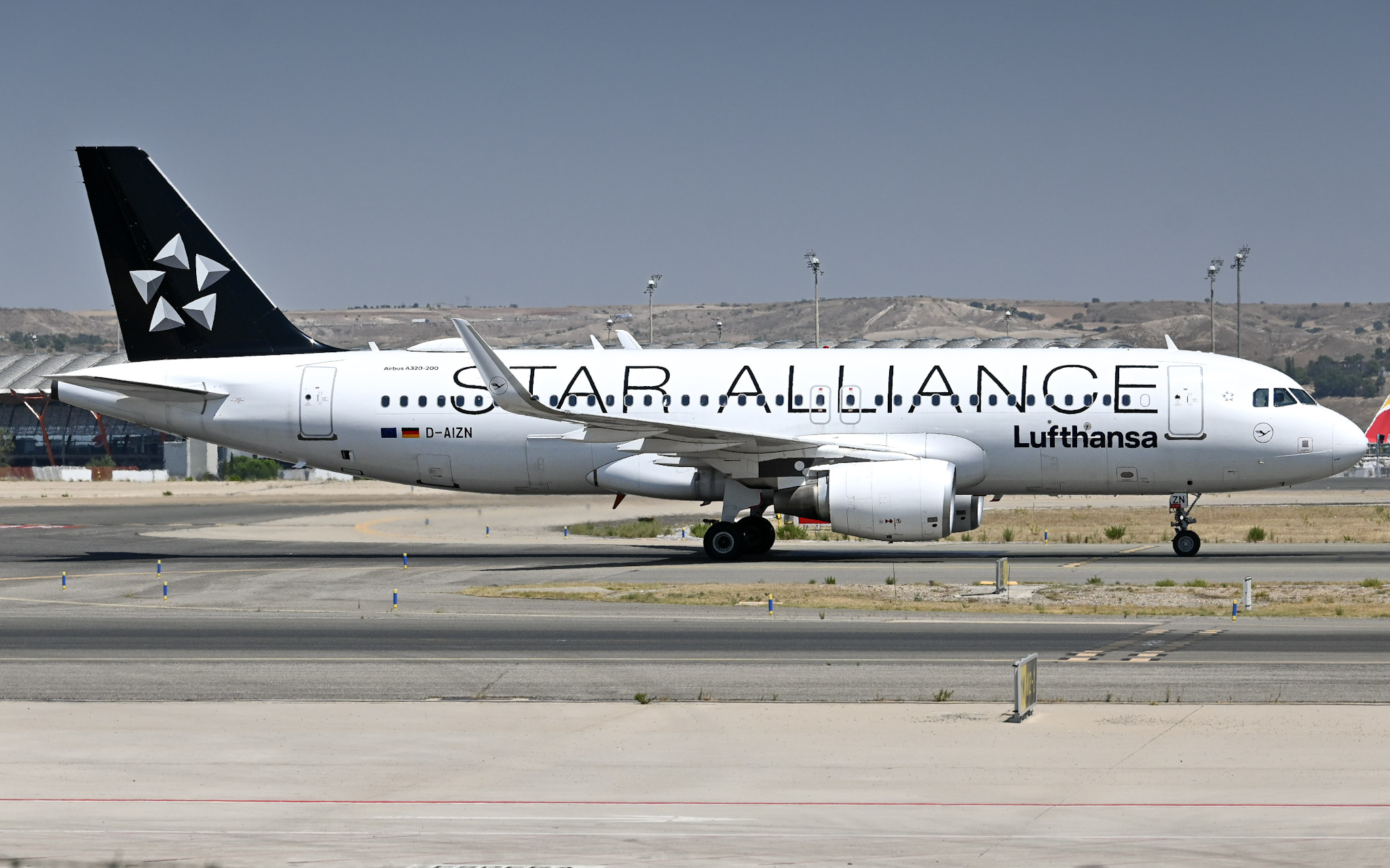 Full size: Lufthansa Airbus A320 D-AIZN at Madrid Barajas Airport