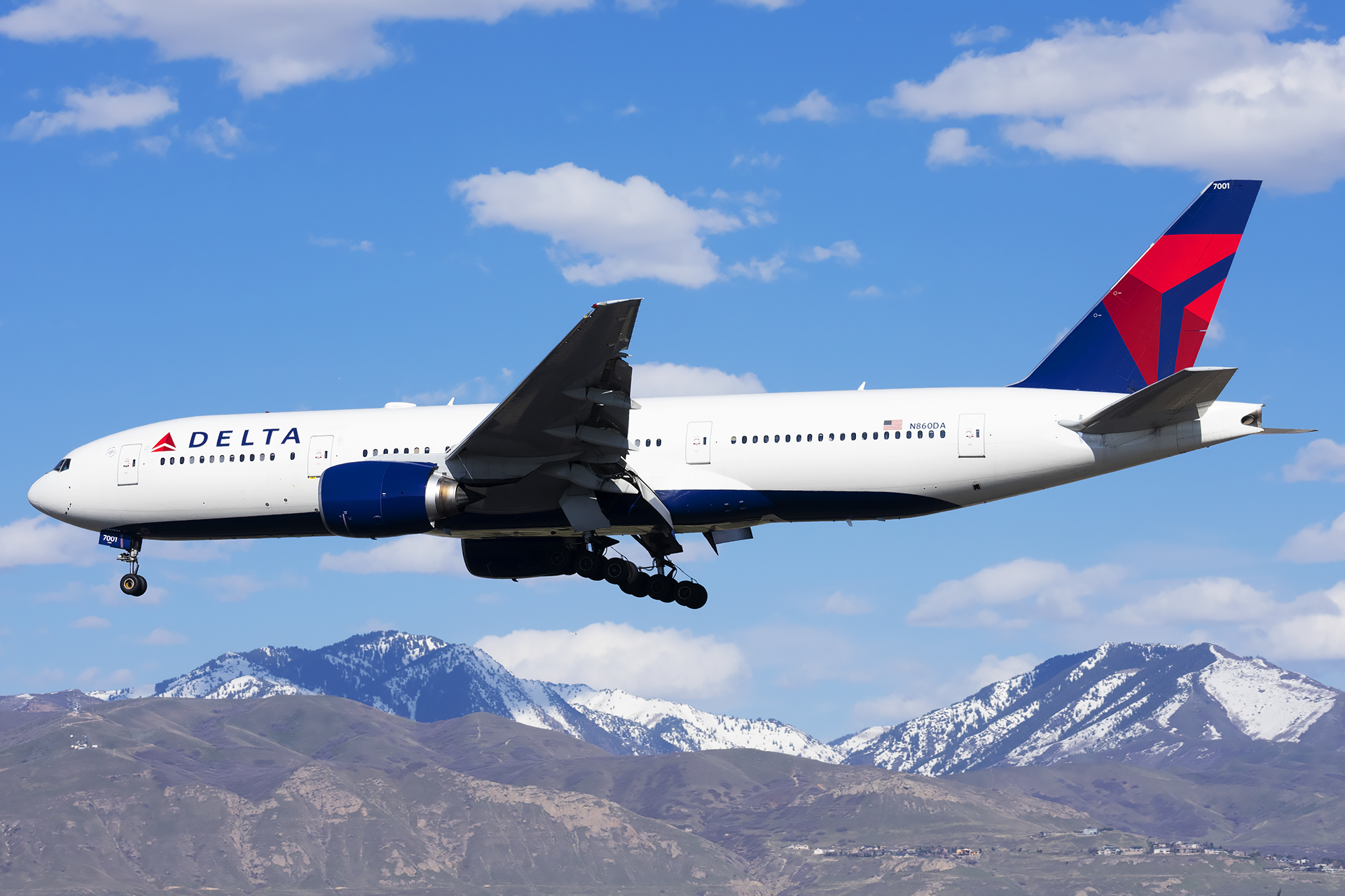 Full size: Delta Airlines Boeing 777-200 N860DA at Salt Lake City International Airport
