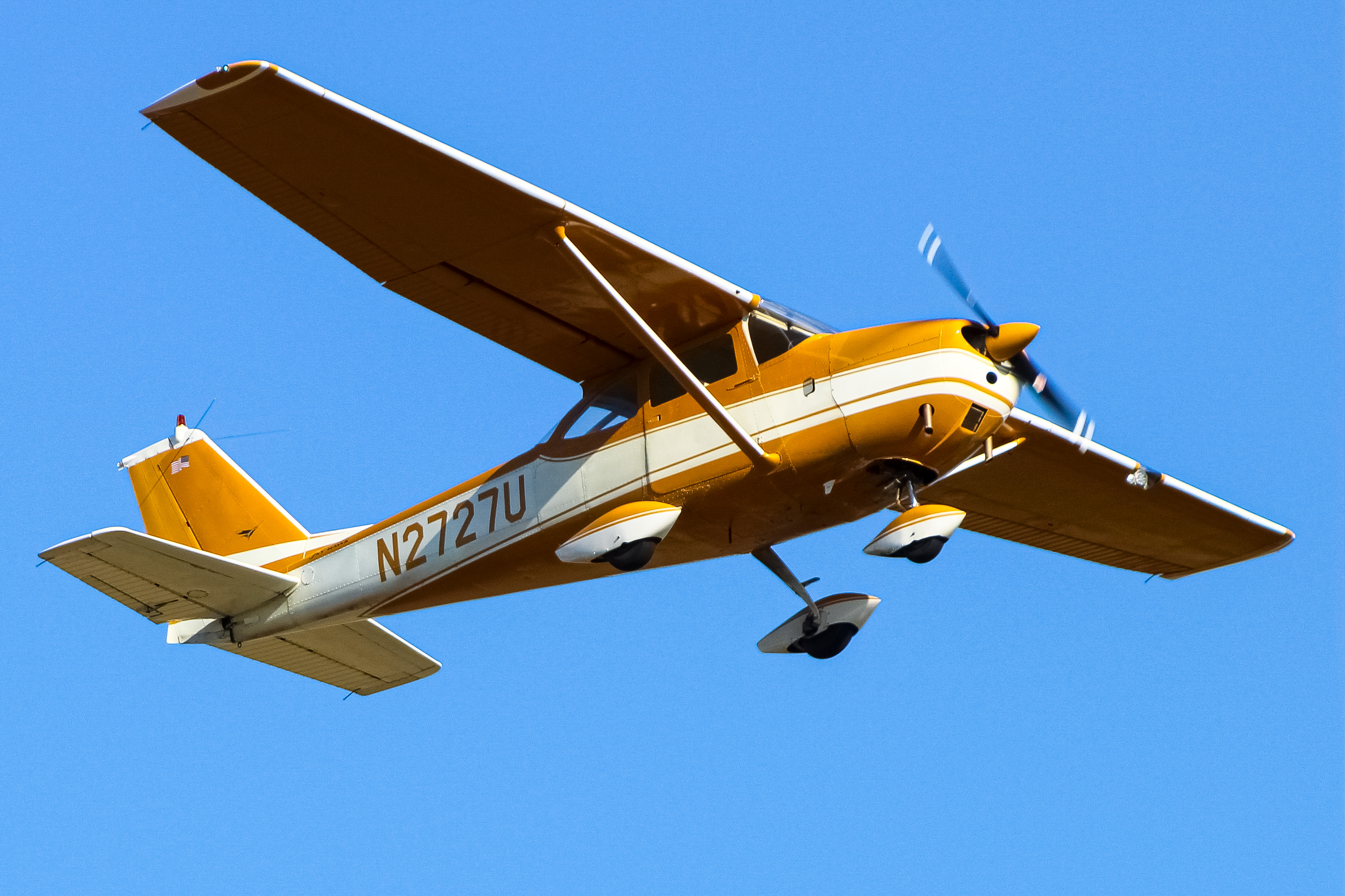 Full size: PRIVATE  Cessna 172 N2727U at Clermont County Airport