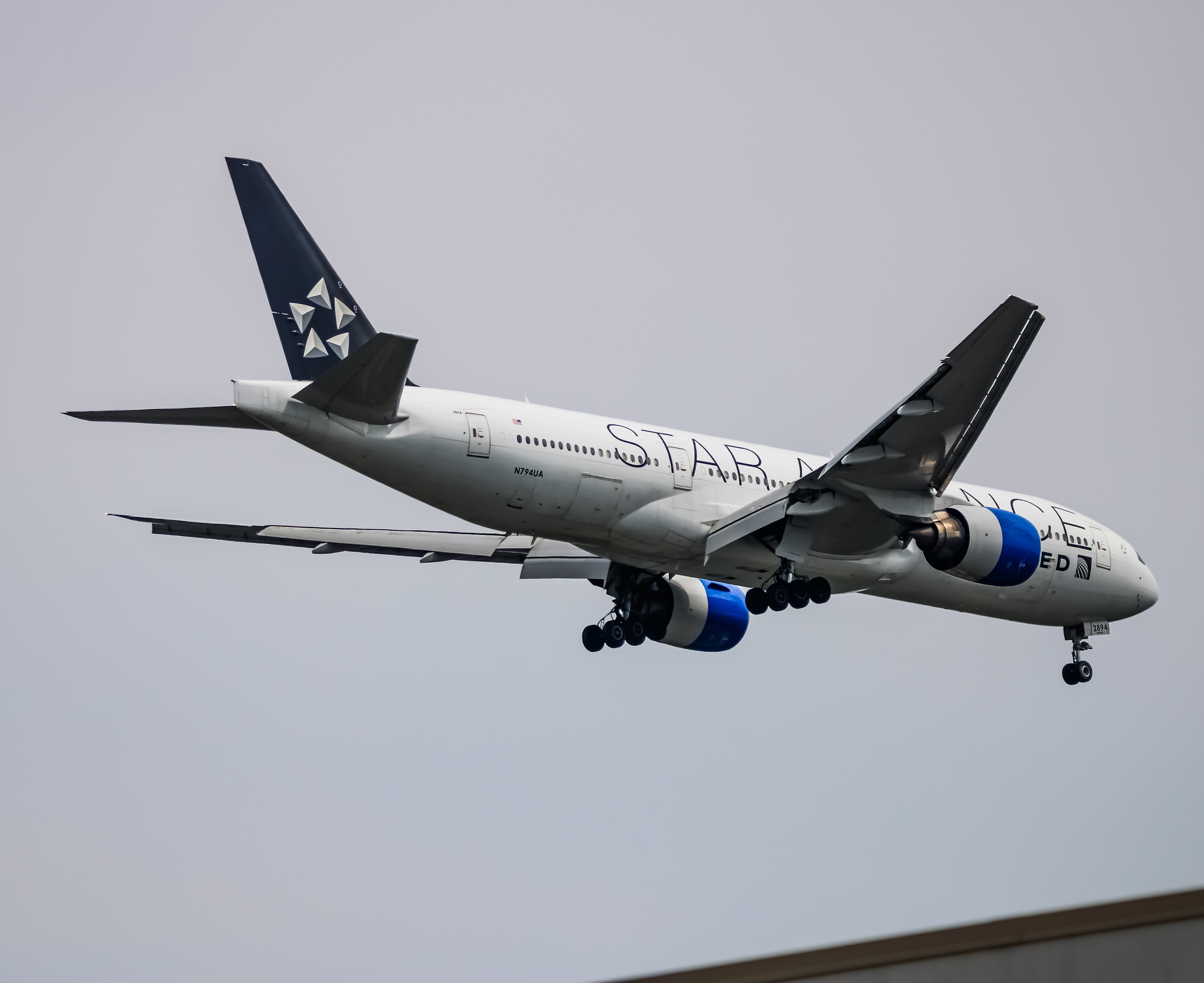 Full size: United Airlines Boeing 777-200 N794UA at Washington Dulles International Airport