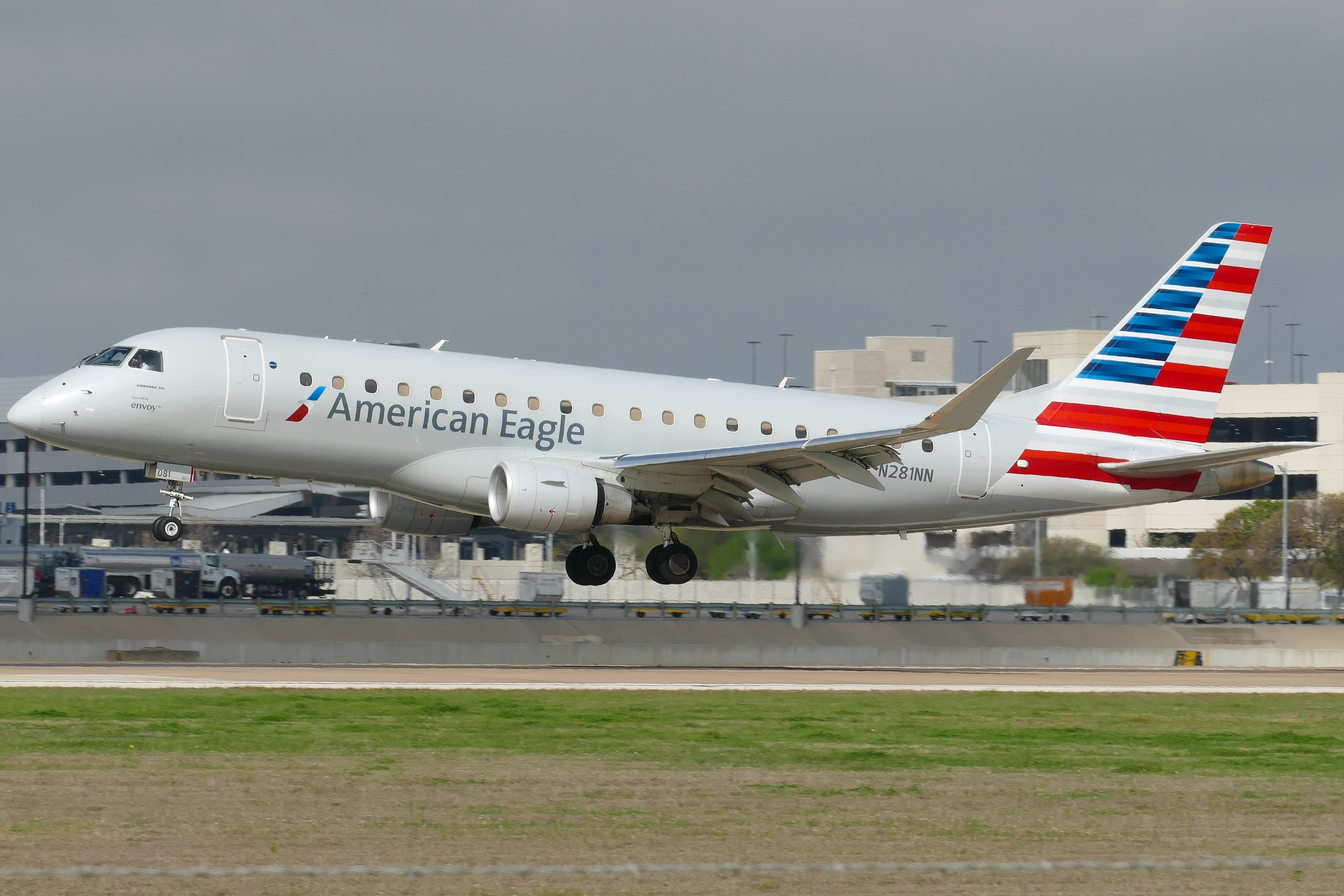 Full size: American Eagle Embraer E175 N281NN at Austin-Bergstrom International Airport