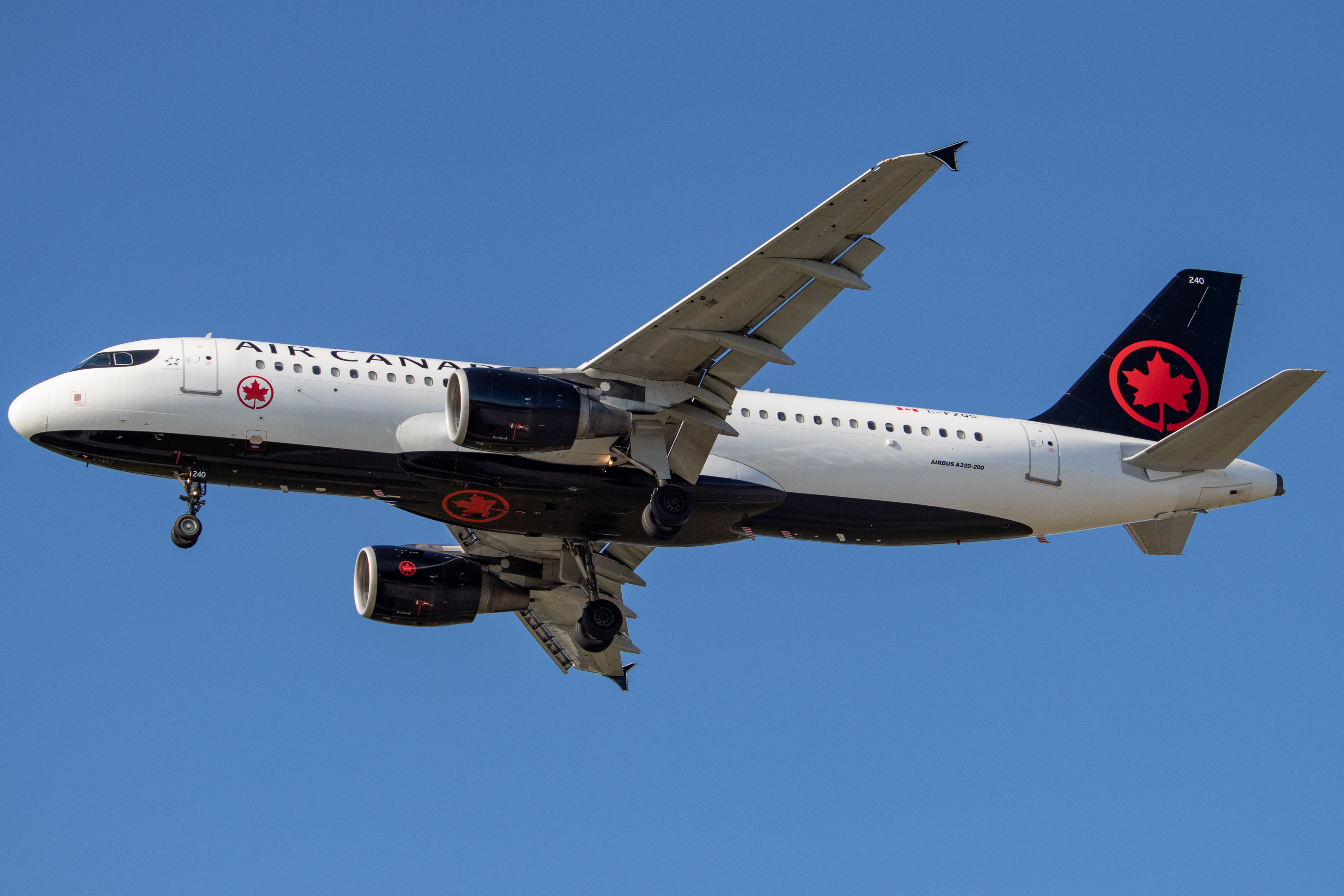 Full size: Air Canada Airbus A320 C-FZQS at Vancouver International Airport