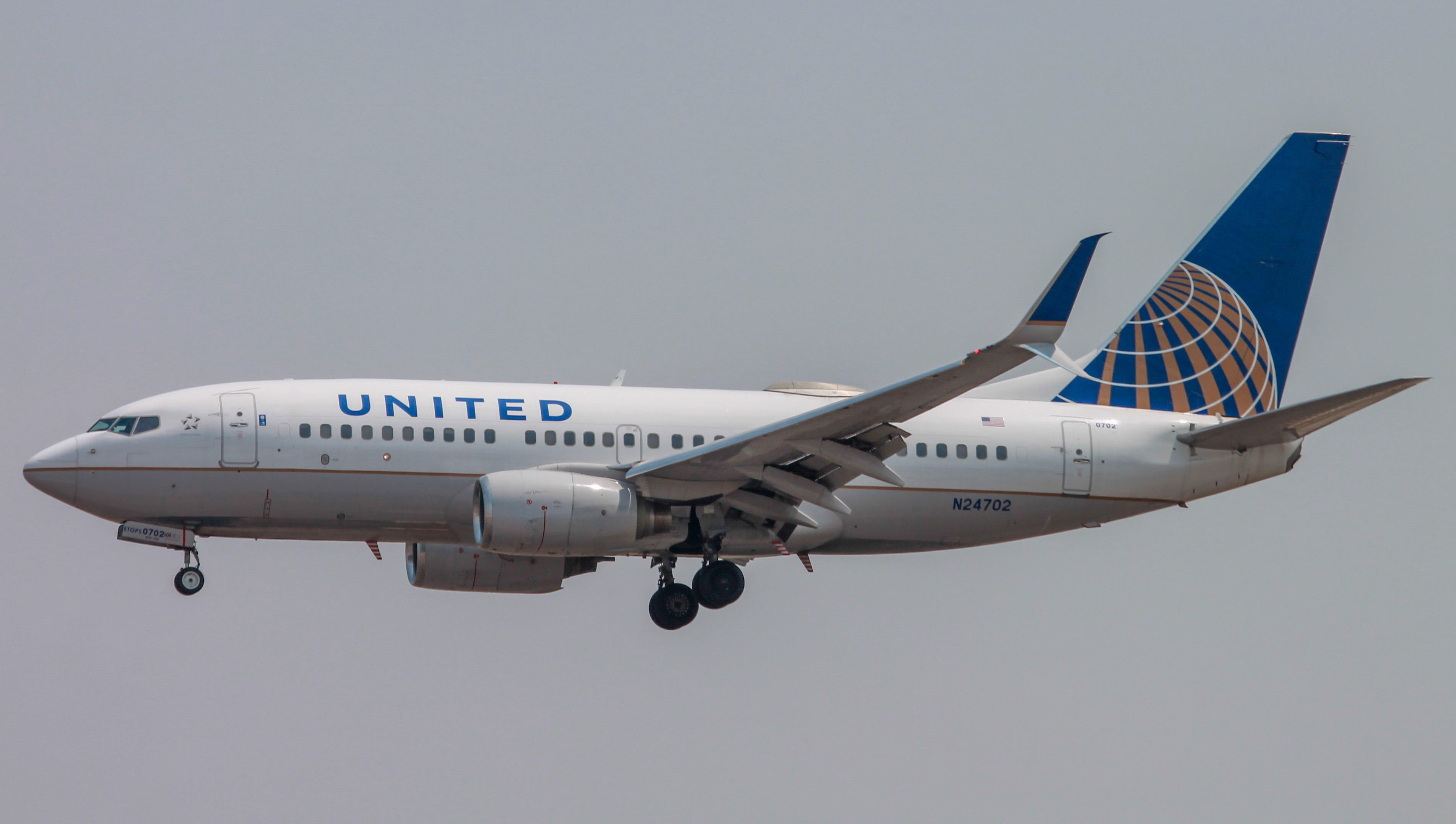 Full size: United Airlines  Boeing 737-700 N24702 at Salt Lake City International Airport