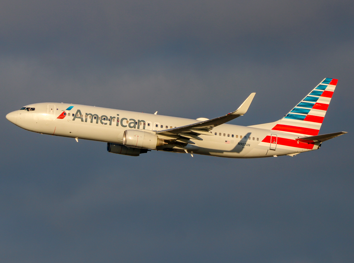Full size: American Airlines Boeing 737-800 N907AN at Newark Liberty International Airport