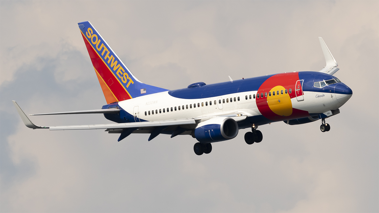 Full size: Southwest Airlines Boeing 737-700 N230WN at Ronald Reagan National Airport