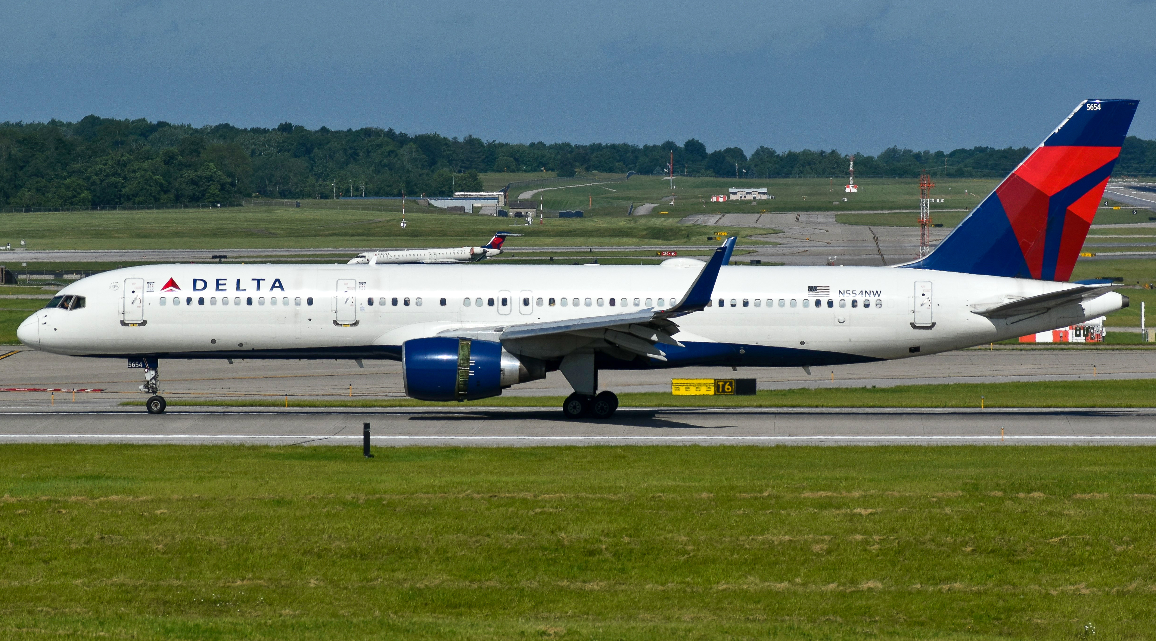 Full size: Delta Airlines Boeing 757-200 N554NW at Cincinnati/Northern Kentucky International Airport